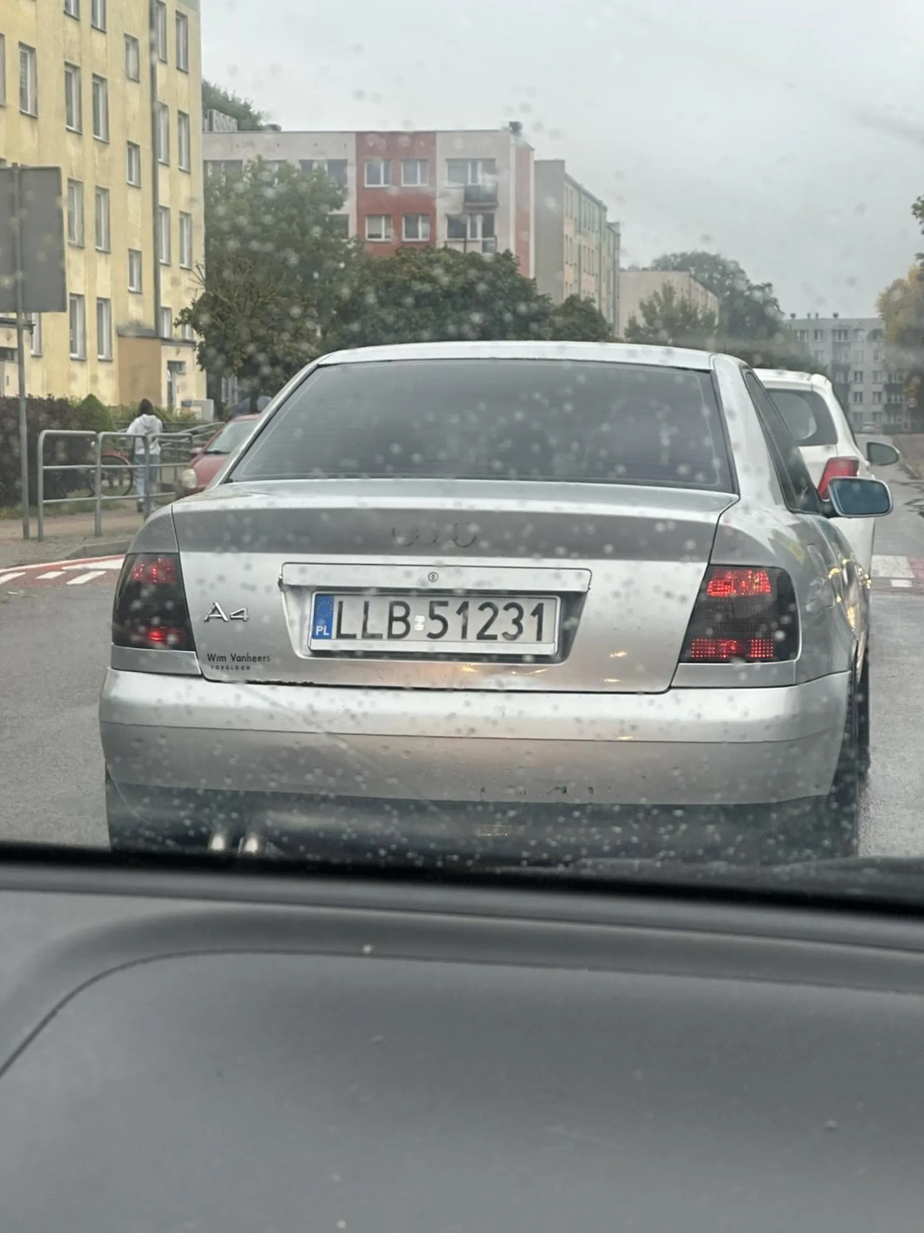 nielegalnie przyciemnione światła tylne