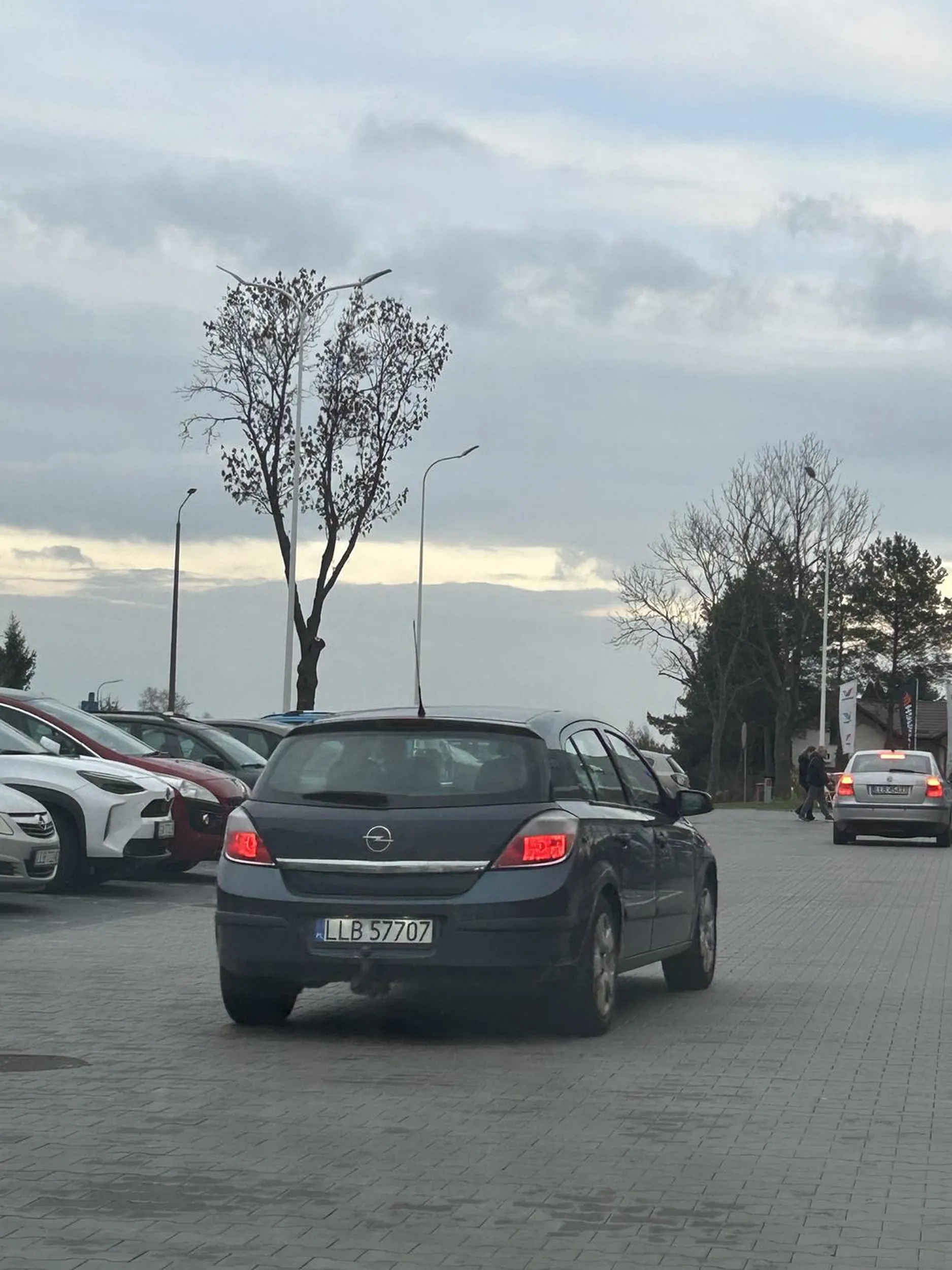 Głupia rura jeździ i uderza w samochody a później ucieka z miejsca zdarzenia. Wszystko działo się pod nową galerią w Lubartowie około 15