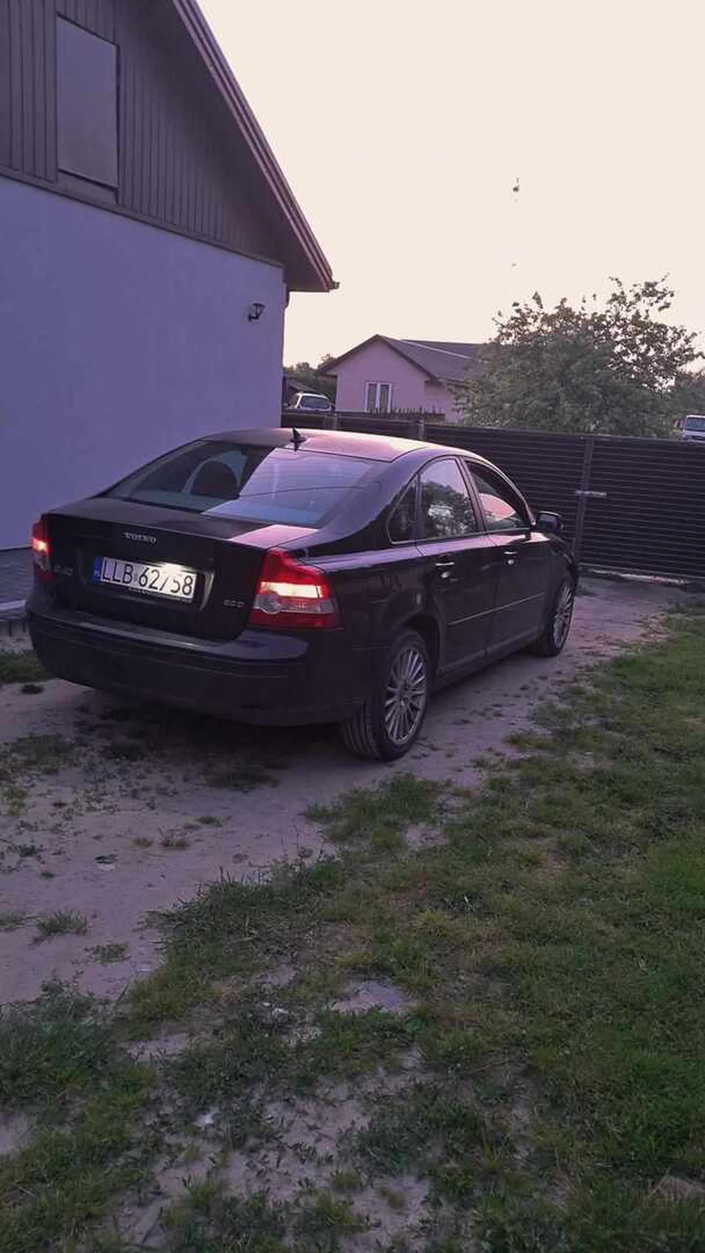 Zachowanie kierowcy Volvo, który poruszał się z prędkością 120 km/h w obszarze zabudowanym, należy ocenić jako skrajnie nieodpowiedzialne i rażąco naruszające przepisy ruchu drogowego. Tak duże przekroczenie dozwolonej prędkości stwarzało bezpośrednie zagrożenie dla życia i zdrowia innych uczestników ruchu. Tragiczne w skutkach potrącenie Radzisława S. jest bezpośrednią konsekwencją tej lekkomyślności. W takich sytuacjach trudno mówić o nieszczęśliwym wypadku — jest to raczej efekt świadomego ignorowania podstawowych zasad bezpieczeństwa na drodze. Każdy kierowca, zwłaszcza w terenie zabudowanym, ma obowiązek zachować szczególną ostrożność i dostosować prędkość nie tylko do obowiązujących ograniczeń, ale też do warunków na drodze i obecności pieszych. W tym przypadku kierowca wykazał się kompletnym brakiem wyobraźni i odpowiedzialności. Tego typu zdarzenia powinny być przestrogą dla innych uczestników ruchu i przypomnieniem, jak tragiczne mogą być skutki brawurowej jazdy.