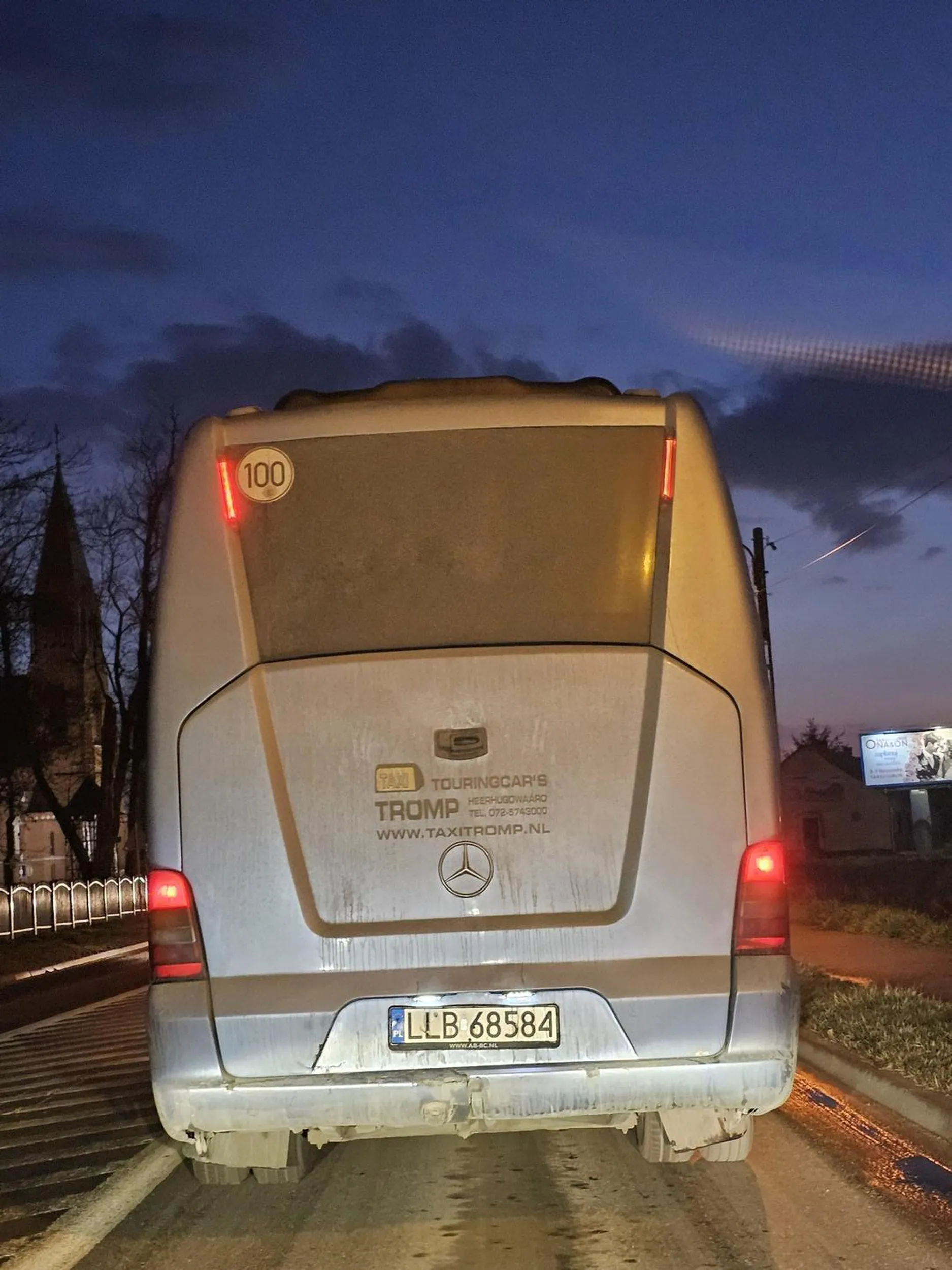 Stojąc w długim i mało efektywnie poruszającym się korku, wyprzedza na chama, wciska się w korek by potem blokować ruch. NIE POLECAM, STRASZNE ZACHOWANIE NA DRODZE chamskie.
