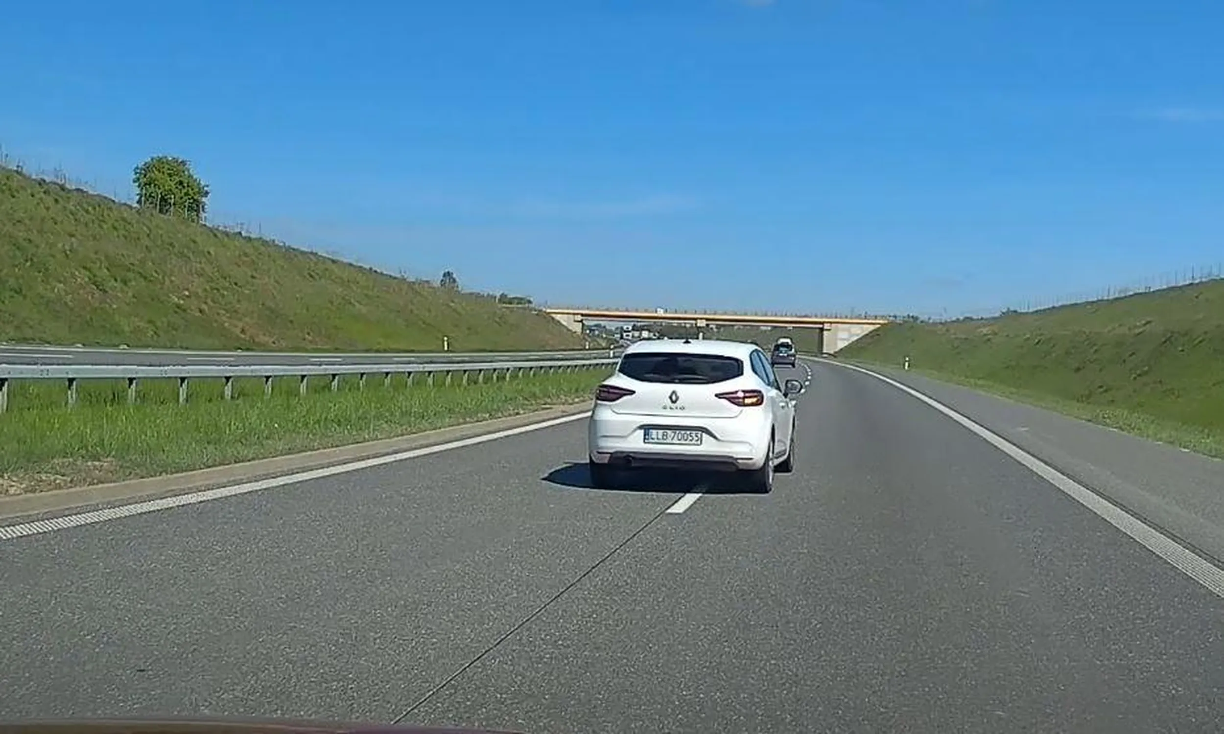 gościu zajeżdża drogę przy wysokich prędkościach