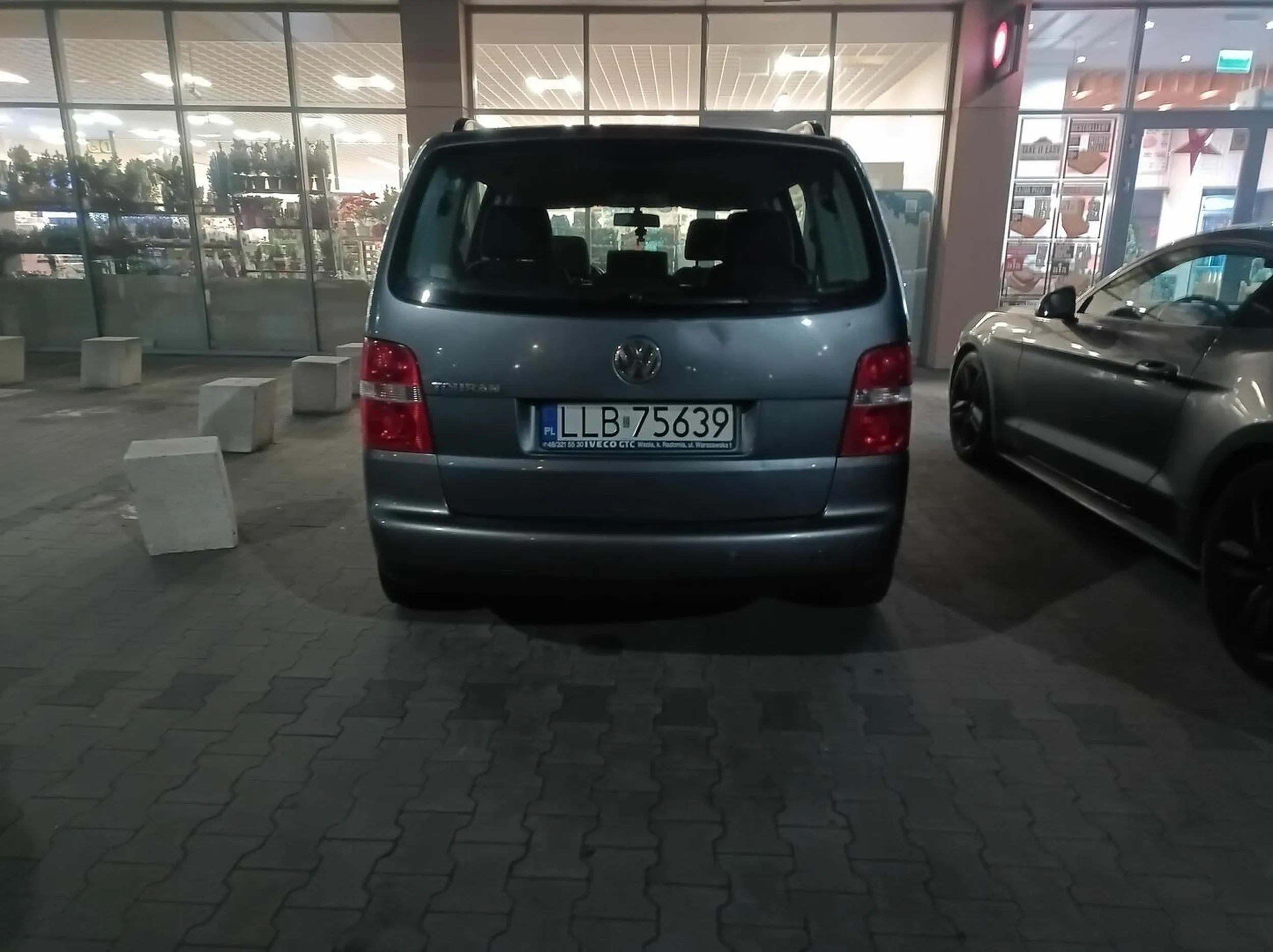 Uwaga! Kierujący Volkswagenem LLB75639 nie odróżnia strony prawej od lewej, co za tym idzie nie stosuje zasady prawej ręki - nie wie lub nie szanuje zasady, że nadjeżdżający z prawej strony ma pierwszeństwo przejazdu. Ponadto nie zauważa, że wjazd na parking dyskontu z owadem nie jest ulicą a więc ZAWSZE należy ustąpić innym pierwszeństwa przejazdu. Dodatkowo wozi na fotelu pasażera kobietę, która na uwagę wyrażoną klaksonem drze ryj tak szeroko, że migdały widać.