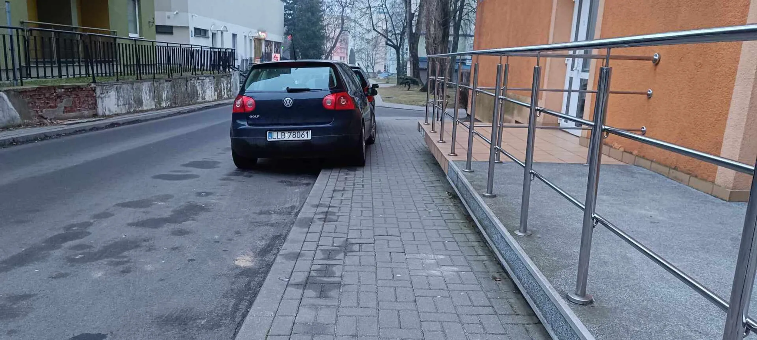 Parkowanie na chodniku, nie zostawiając 1,5 metra.