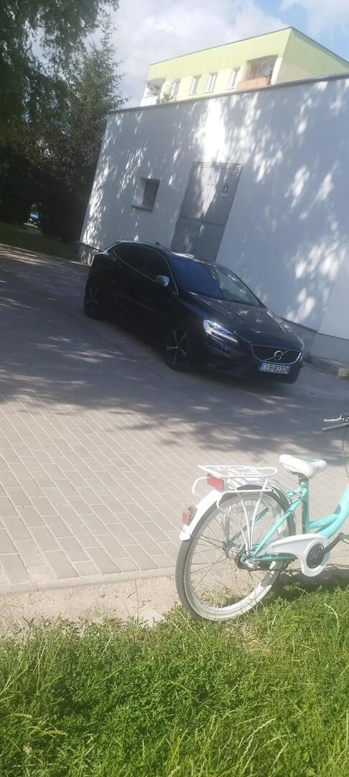 Kolega to nie jest parking wogole nie wiem jak tam wyjechałeś przecież chodnik to nie miejsce do poruszania się samochodem .