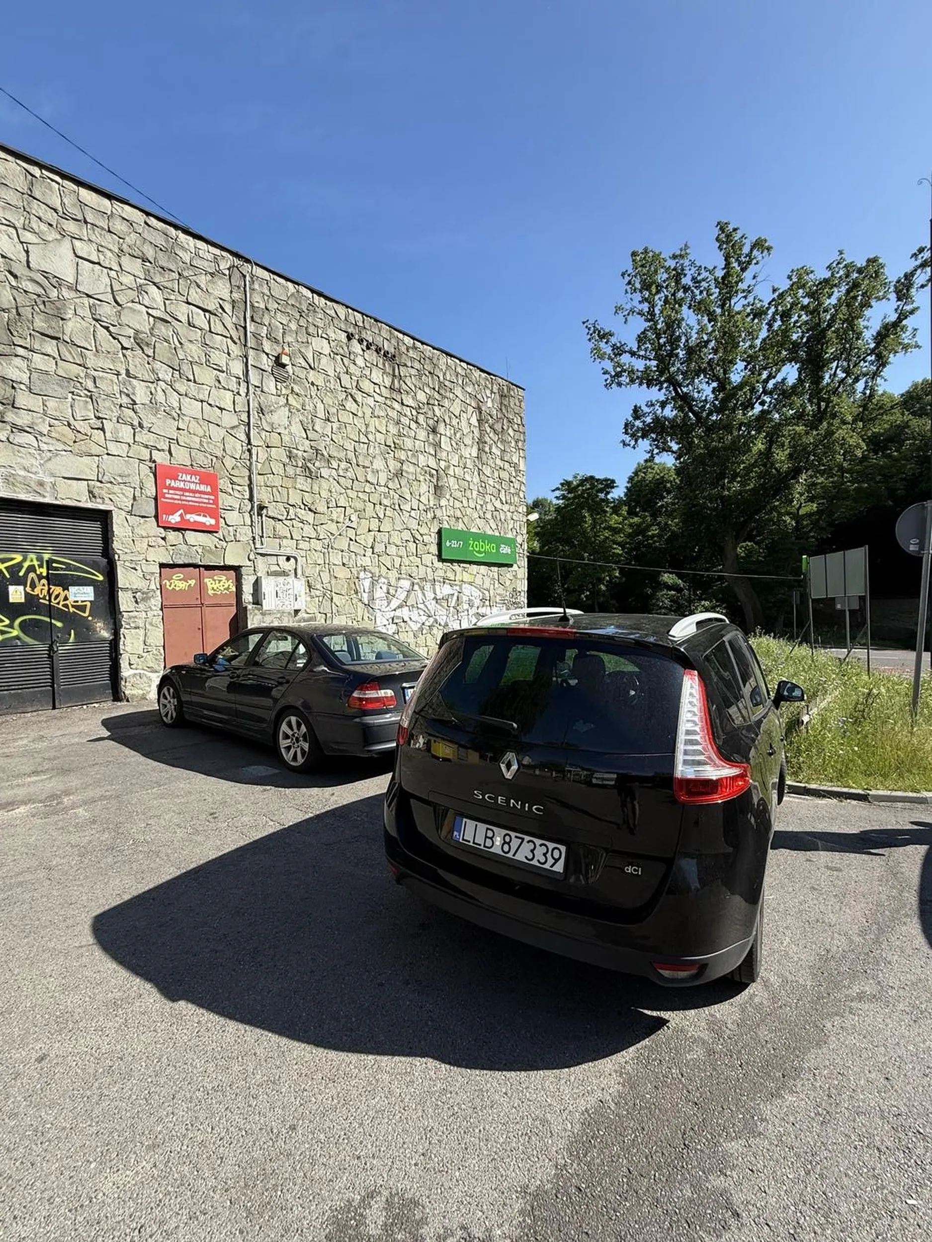 Kierowca oto tego samochodu miał miejsce obok ale wolał mnie zastawić okazało się że jak wróciłem ze sklepu to chciał odemnie odkupić BMW