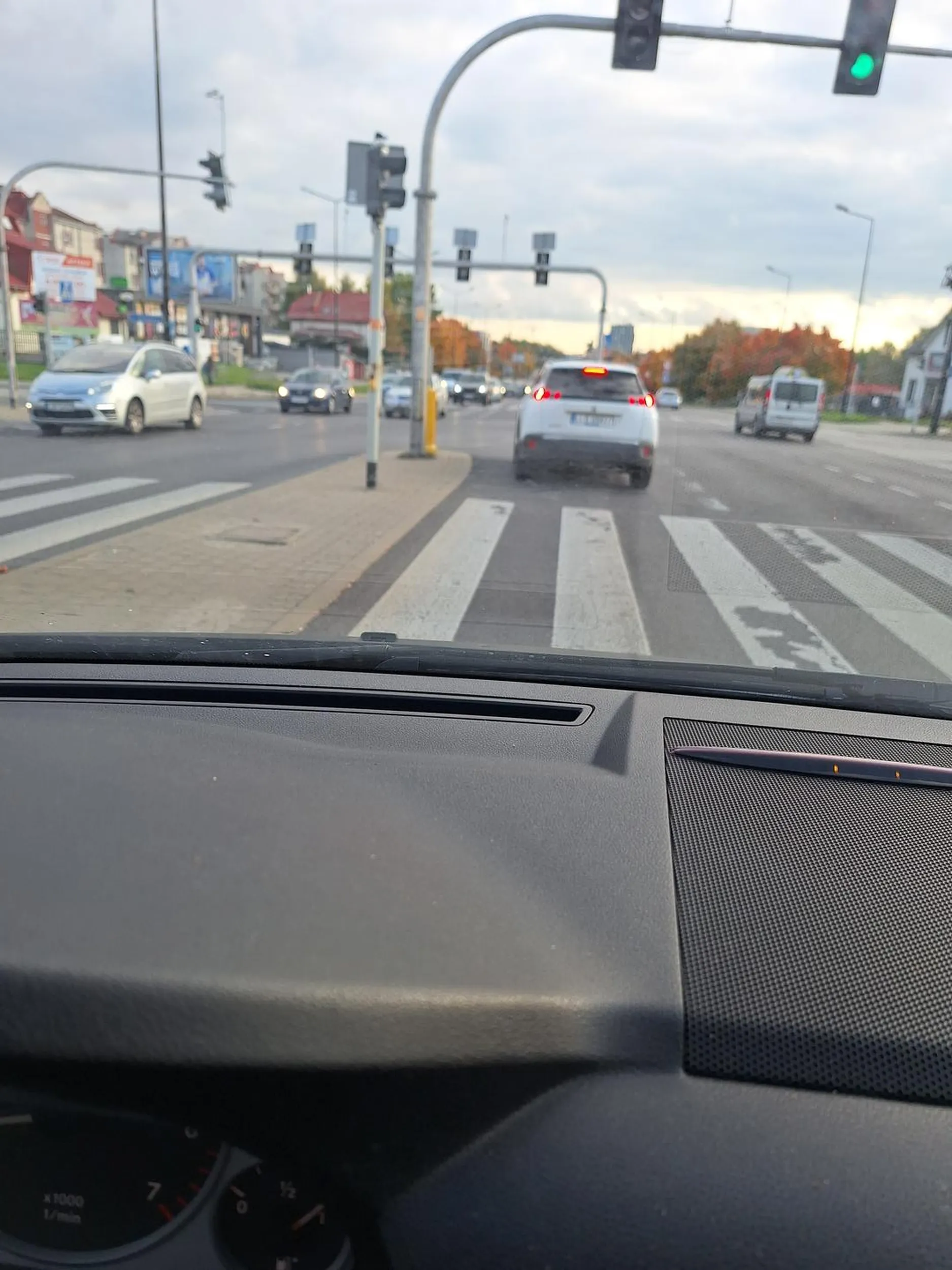 Mi sie tez spieszy, ale takie wpierdalanie sie z pasa na jazdy wprost na pas do skretu w lewo podczas gdy prosto mają zielono a lewo czerwone jest mało odpowiedzialne. Za cwaniactwo sobie zapłacisz, z wielką chęcią wysyłam nagranie na niebieskie sluzby ;)