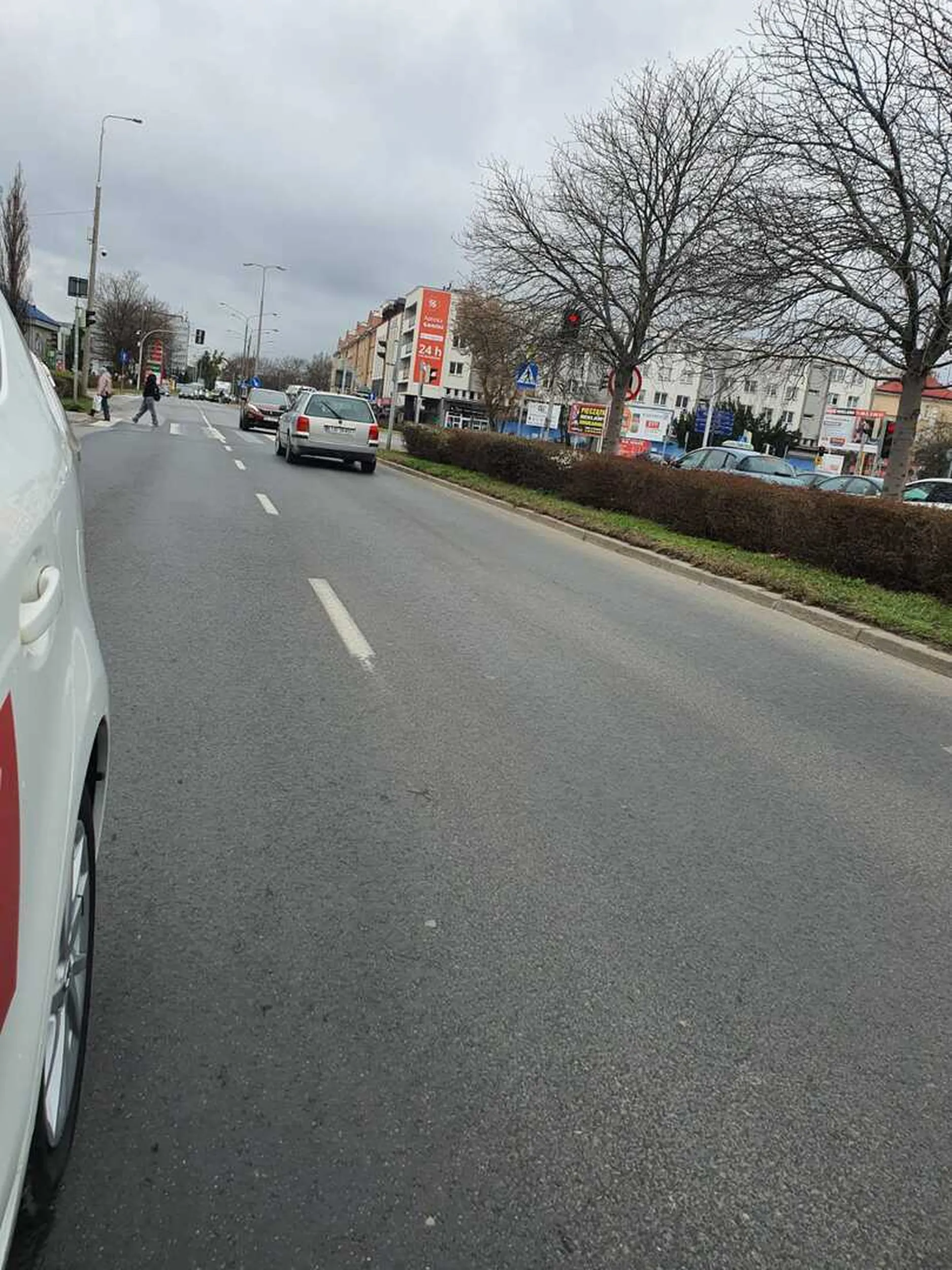 Kierowca jechałem pod prąd na ul. Prażmowskiego po czym wjechał na przejście dla pieszych by wjechać na drogę z prawej strony.