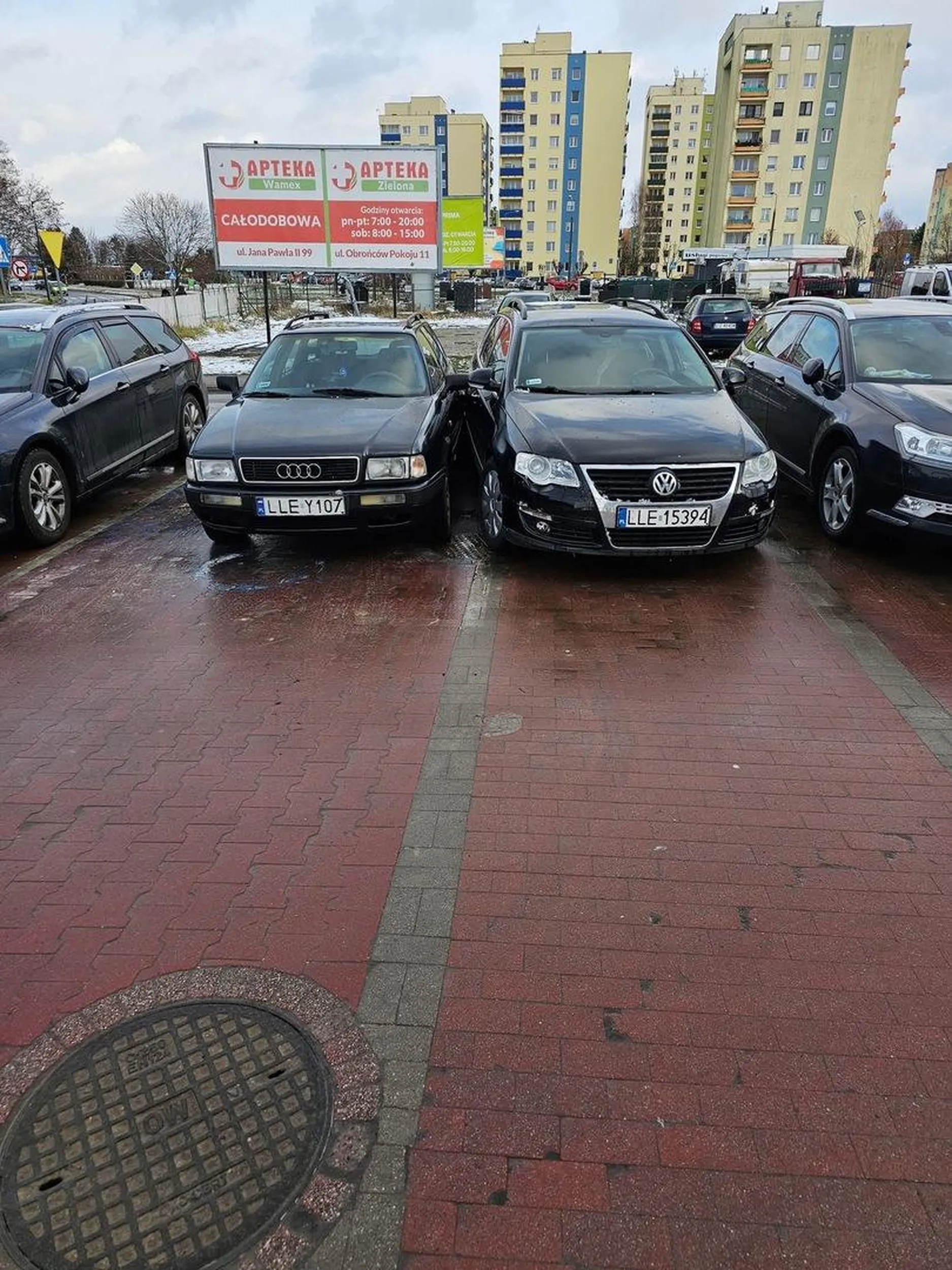 Pięknie zaparkowałeś tym passatem na Audi, mam nadzieję że przyznałeś się bądź przyznasz za dokonane szkody i opłacisz naprawę poszkodowanemu