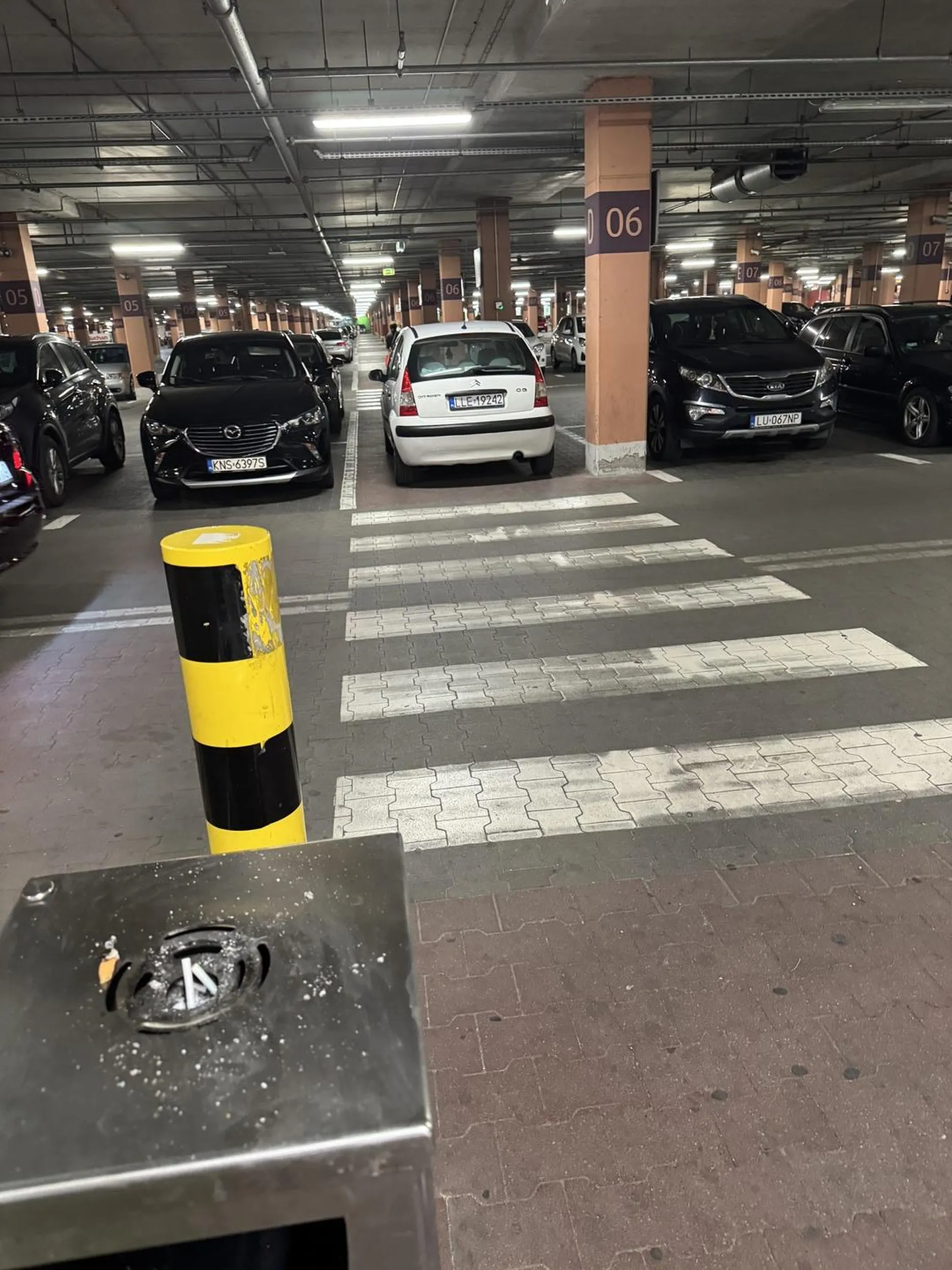 Brawo nie widać że parkujesz na przejściu? Może jakieś badania by się przydały? Lub psychiatra? Bo prawka to nie powinieneś lub nie powinnaś mieć!!!