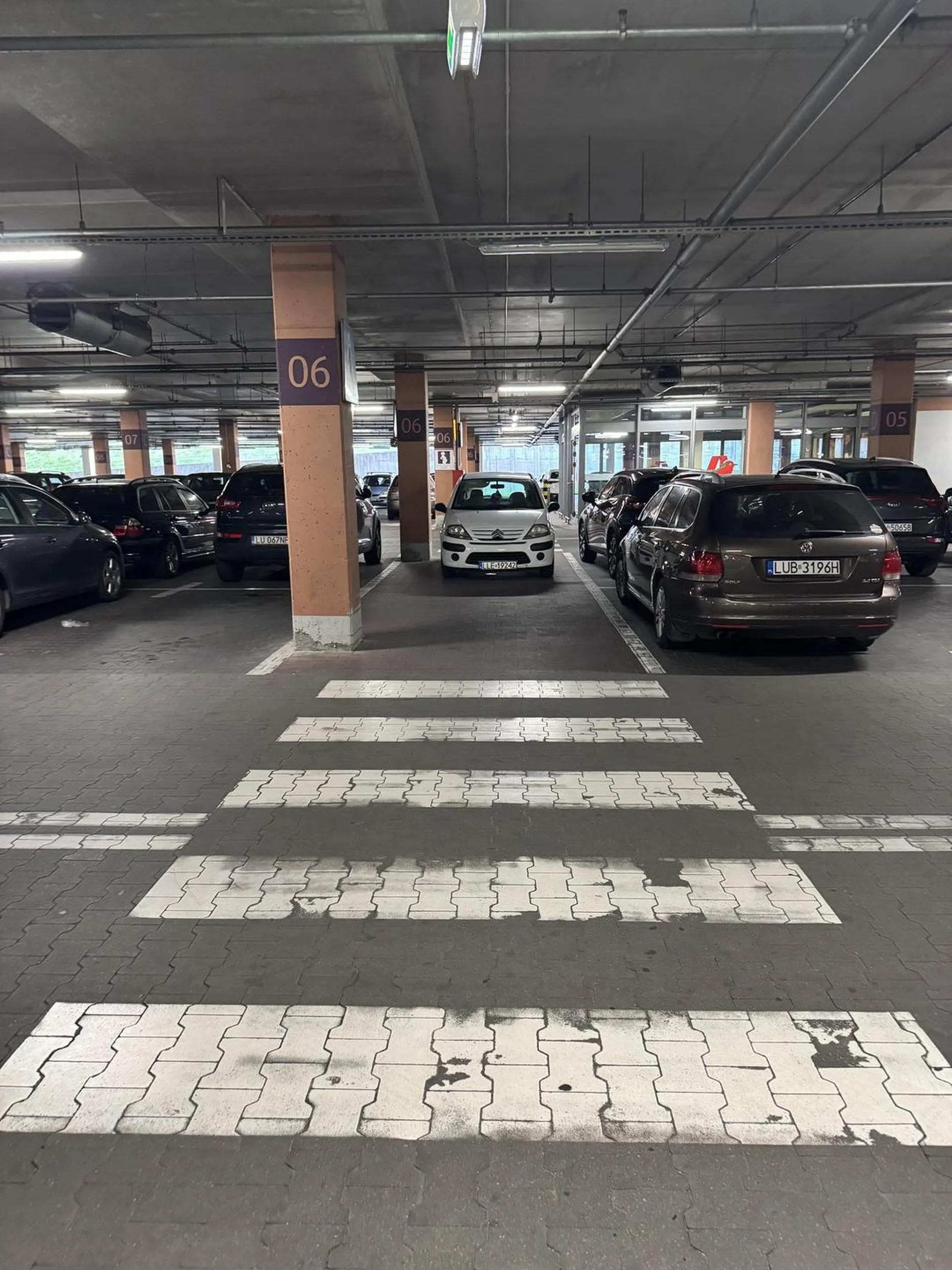 Brawo nie widać że parkujesz na przejściu? Może jakieś badania by się przydały? Lub psychiatra? Bo prawka to nie powinieneś lub nie powinnaś mieć!!!