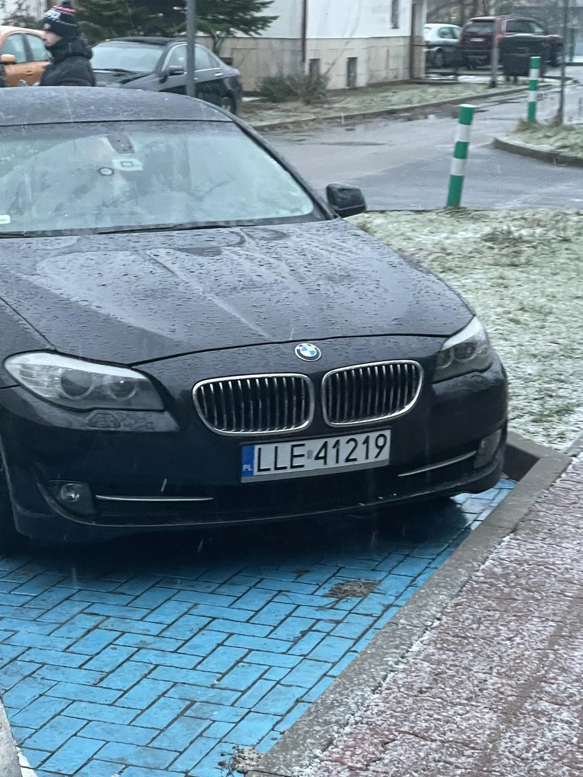 Burak z kopalni, na znakach się nie zna i skacze . Staje na inwalidzie bez uprawnień bo ma bmw