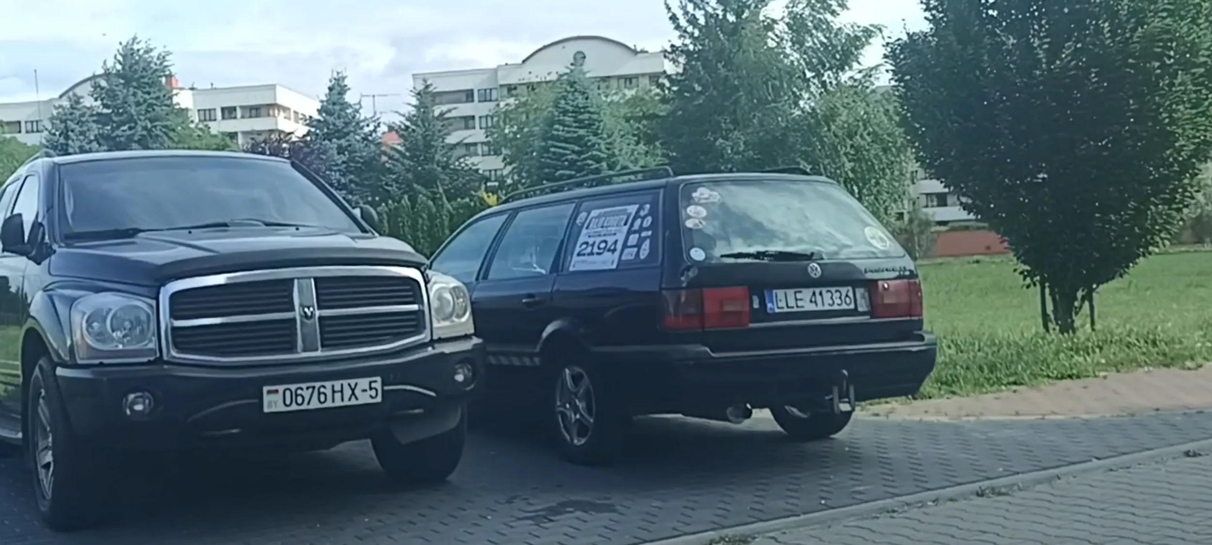 Auto bez badania technicznego i po wypadku stoi w miejscu gdzie nie można parkować, tu jest zakaz zatrzymywania się i postoju