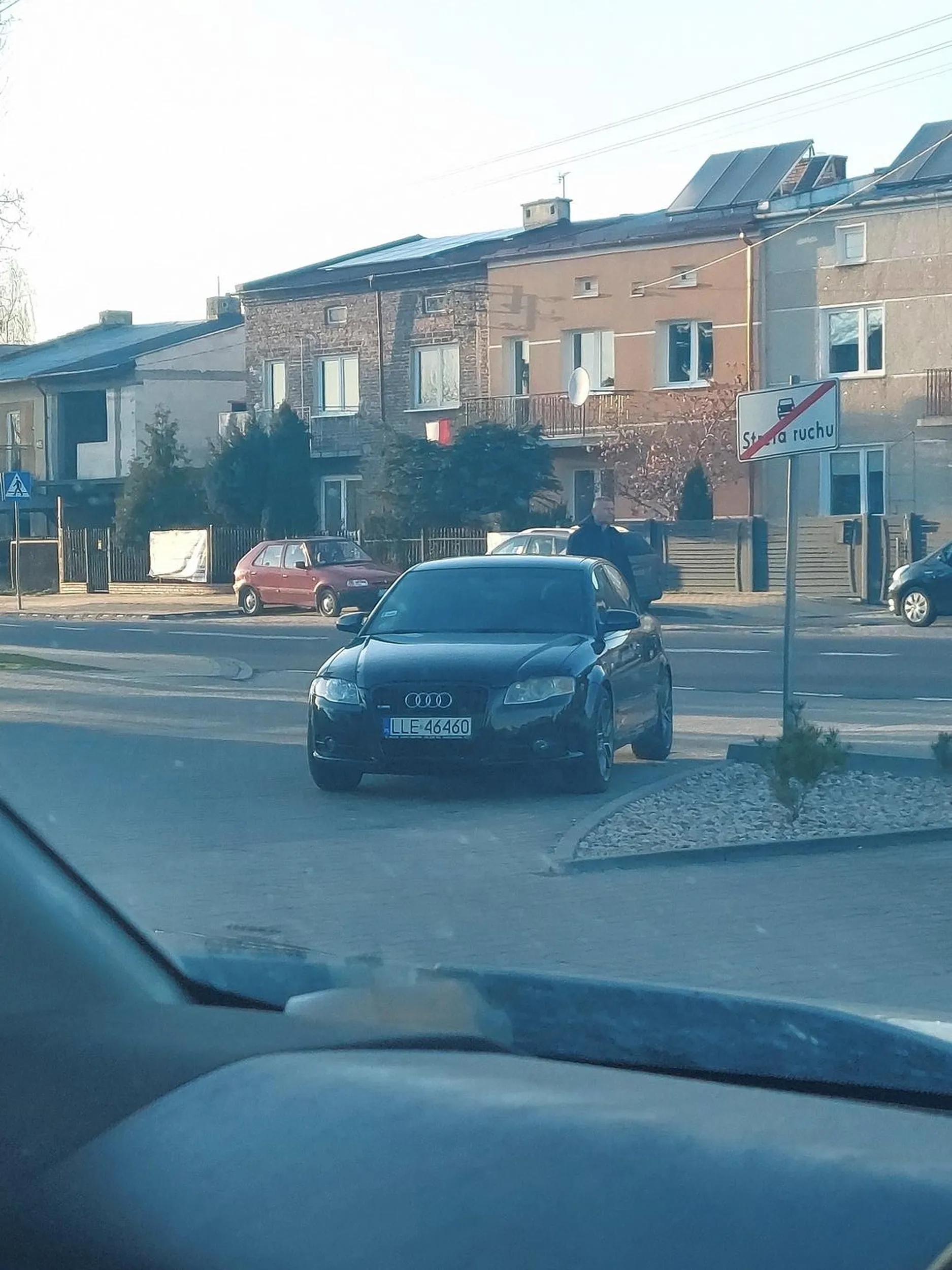 Stanął na wiezdzie do sklepu