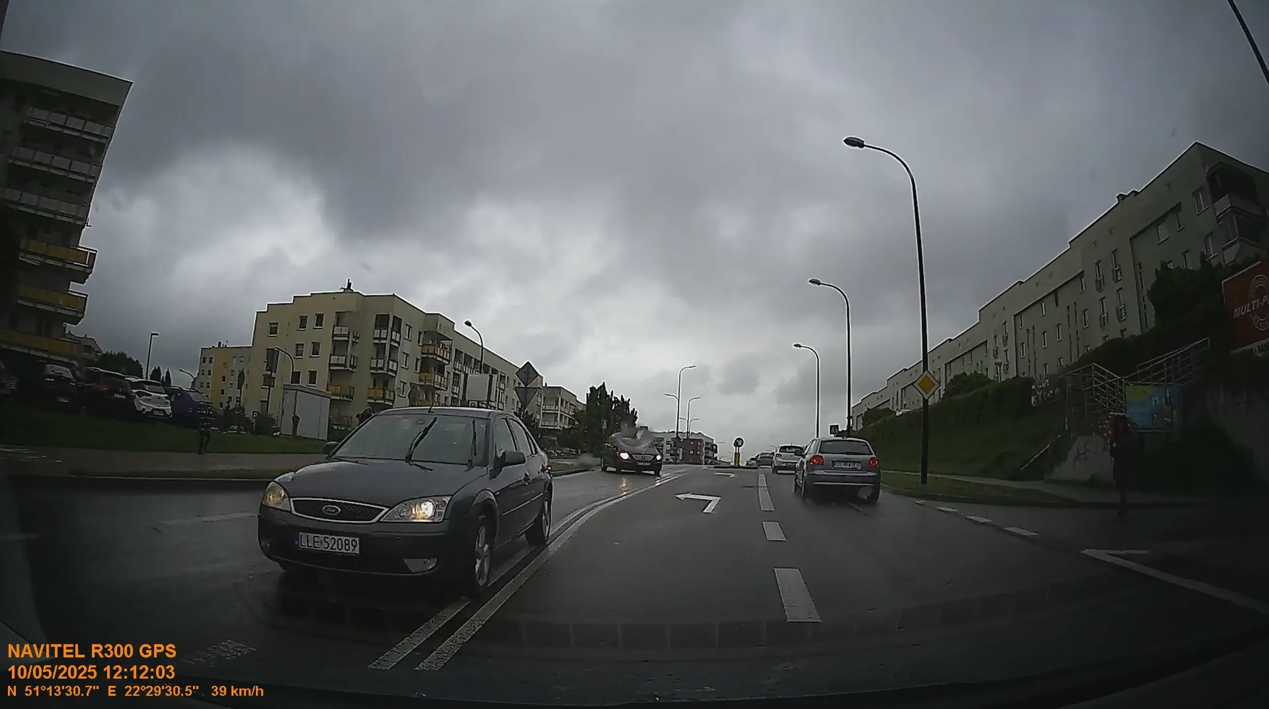 Naucz się cielaku jeździć, bo jakbym nie zareagował to byś mi lusterko urwał