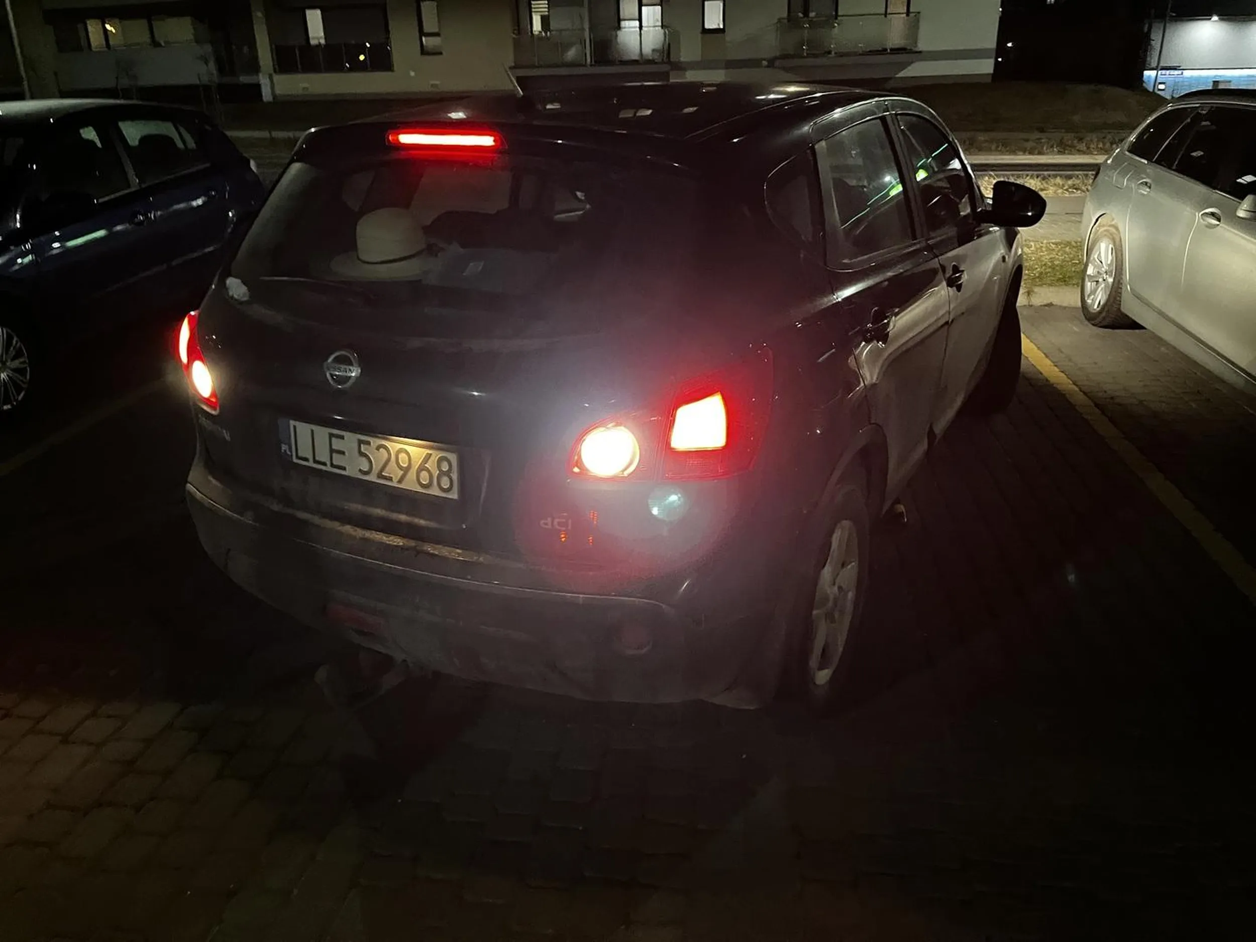 Parkuje na prywatnych miejscach, najeżdża na blokady parkingowe a do tego bez kultury i z nerwicą.