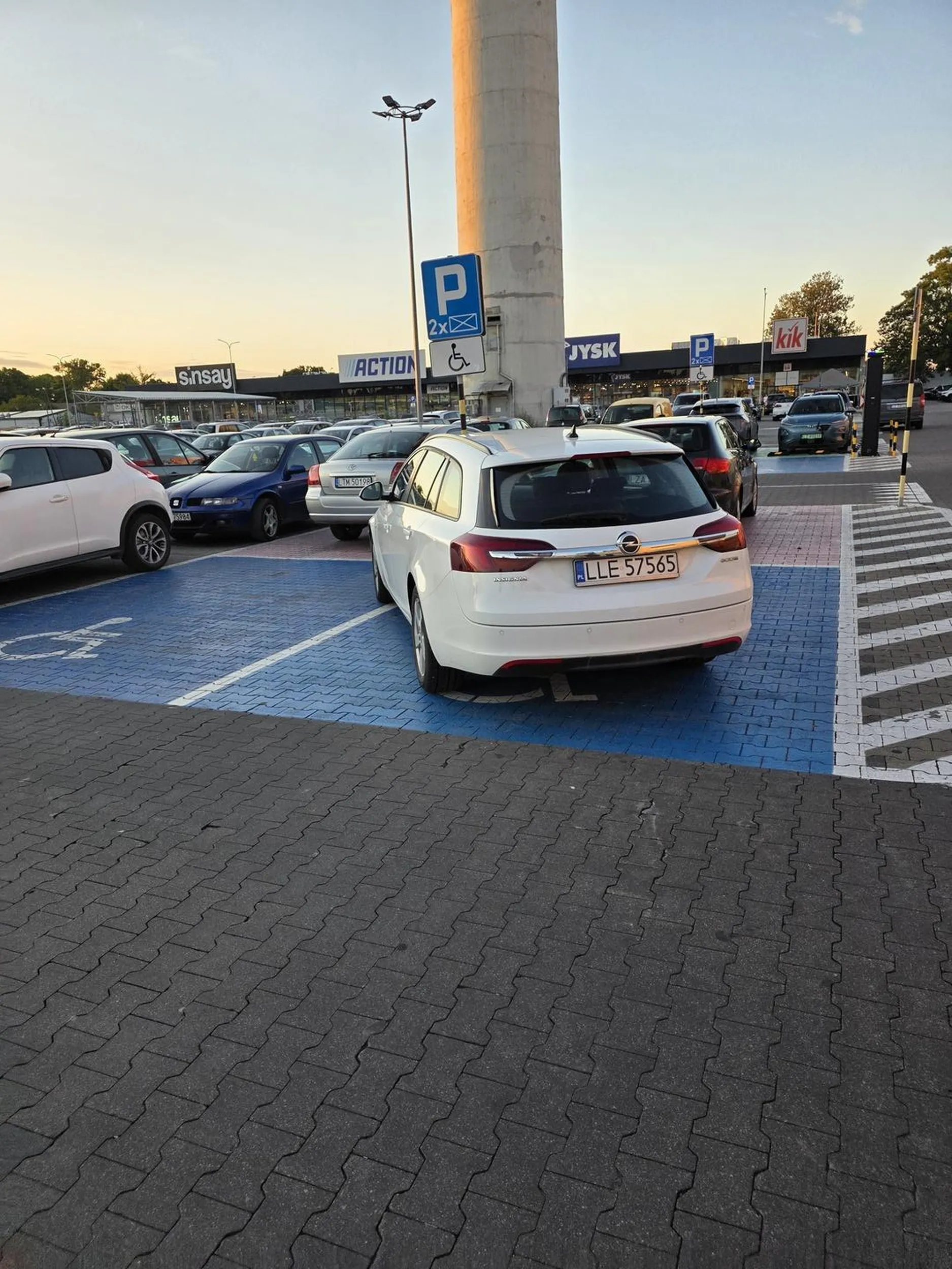 Tabliczki osoba niepełnosprawna brak, ale patrząc po sposobie parkowania to niepełnosprawność umysłowa występuje