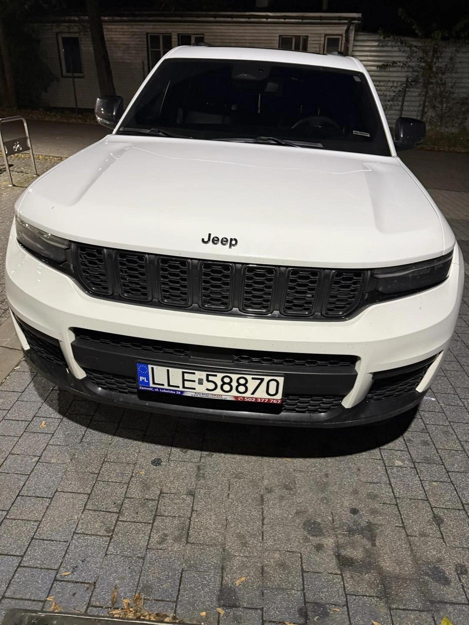 Parkuje na miejscu inwalidzkim, brak niebieskiej karty.