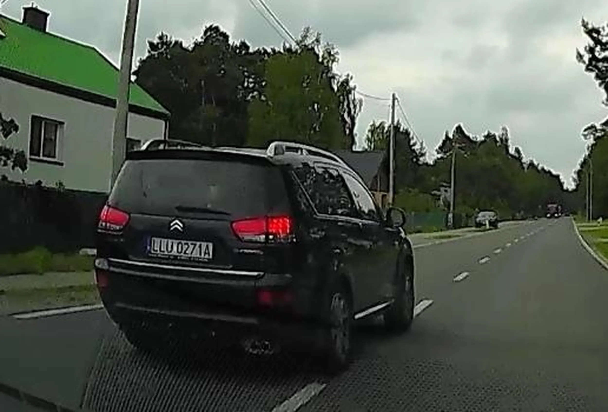 LLU Ludzie Lekko Upośledzeni.  Przyglup siedział mi na zderzaku dobrych kilkanaście kilometrów, kiedy jechalem ponad 60.w zabudowanym czy 100 w końcu wyprzedził grupo ponad dozwolona prędkość w zabudowany,a następnie przed zakrętem i na podwójnej.  Brakuje słów na określenie więc pozostawiam to komentującym.