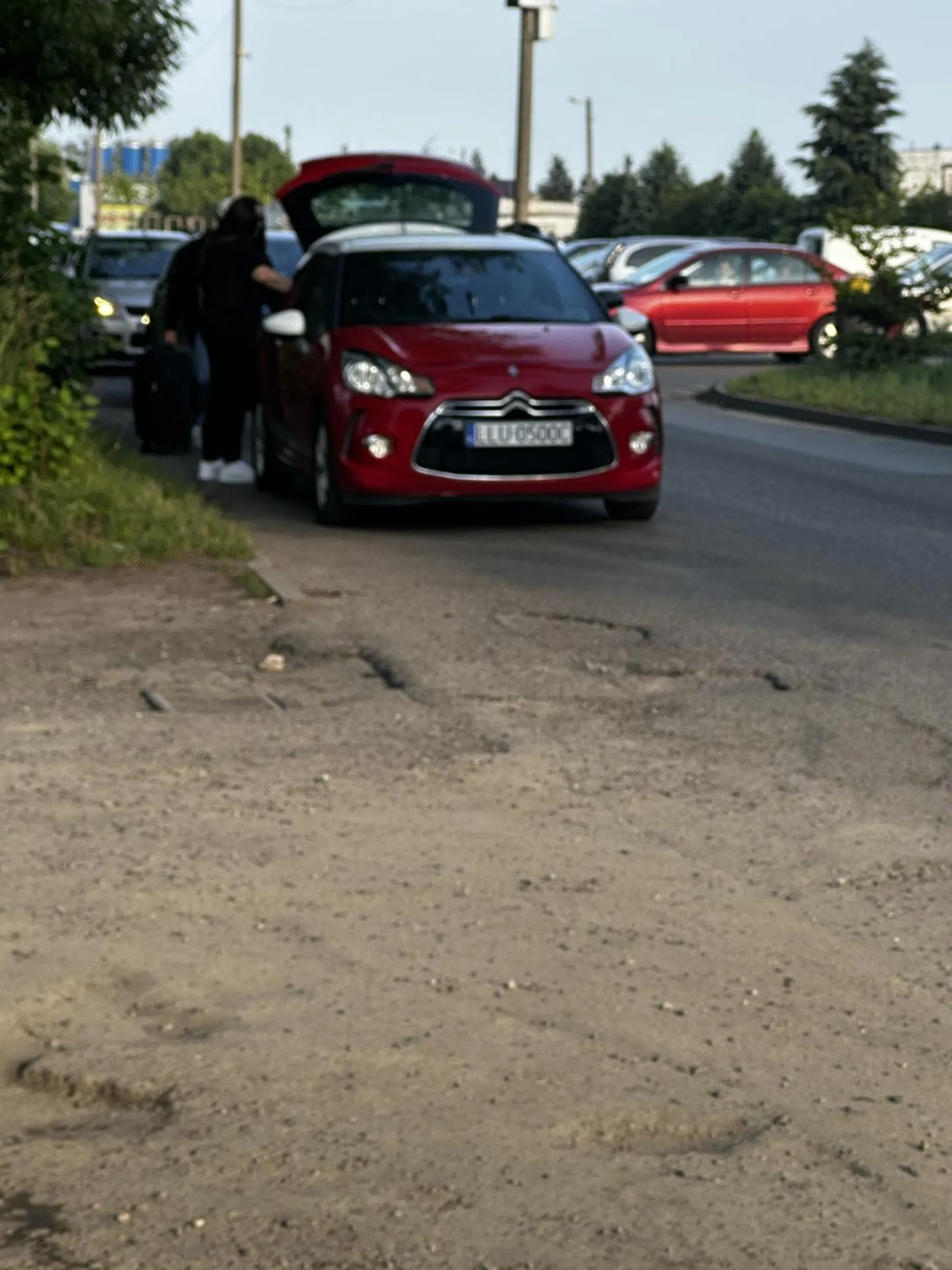 Serdecznie nie pozdrawiam Pani która blokuje cały ruch na PKP parkując samochód na drodze, w dodatku centralnie obok wjazdu na parking i wolnego miejsca. Cała ulica stoi, nikt nie może wjechać/wyjechac. Pani wychodzi z samochodu jakby nigdy nic i sobie z kimś rozmawia