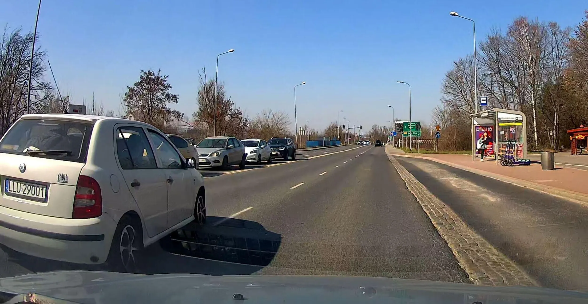 Ktoś fabią nie potrafi skręcać poprawnie, z lewego pasa w skręcie na lewo wbija się komuś na prawy pas. Dobrze, że uciekłem na przystanek autobusowy.