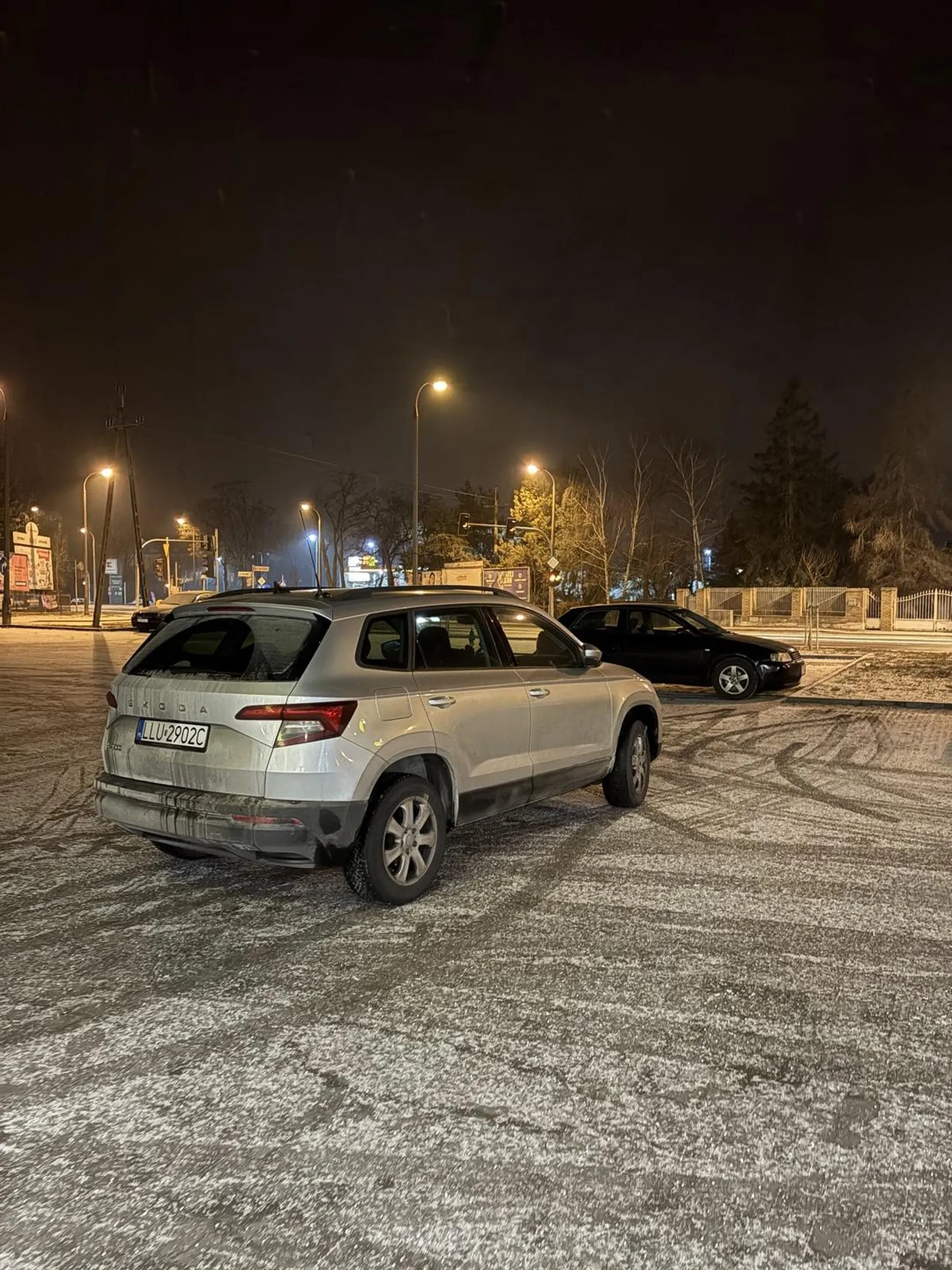 Tablica rejestracyjna zobowiązuje, LLU - Ludzie Lekko Upośledzeni. Piękne parkowanie w wykonaniu Pana.