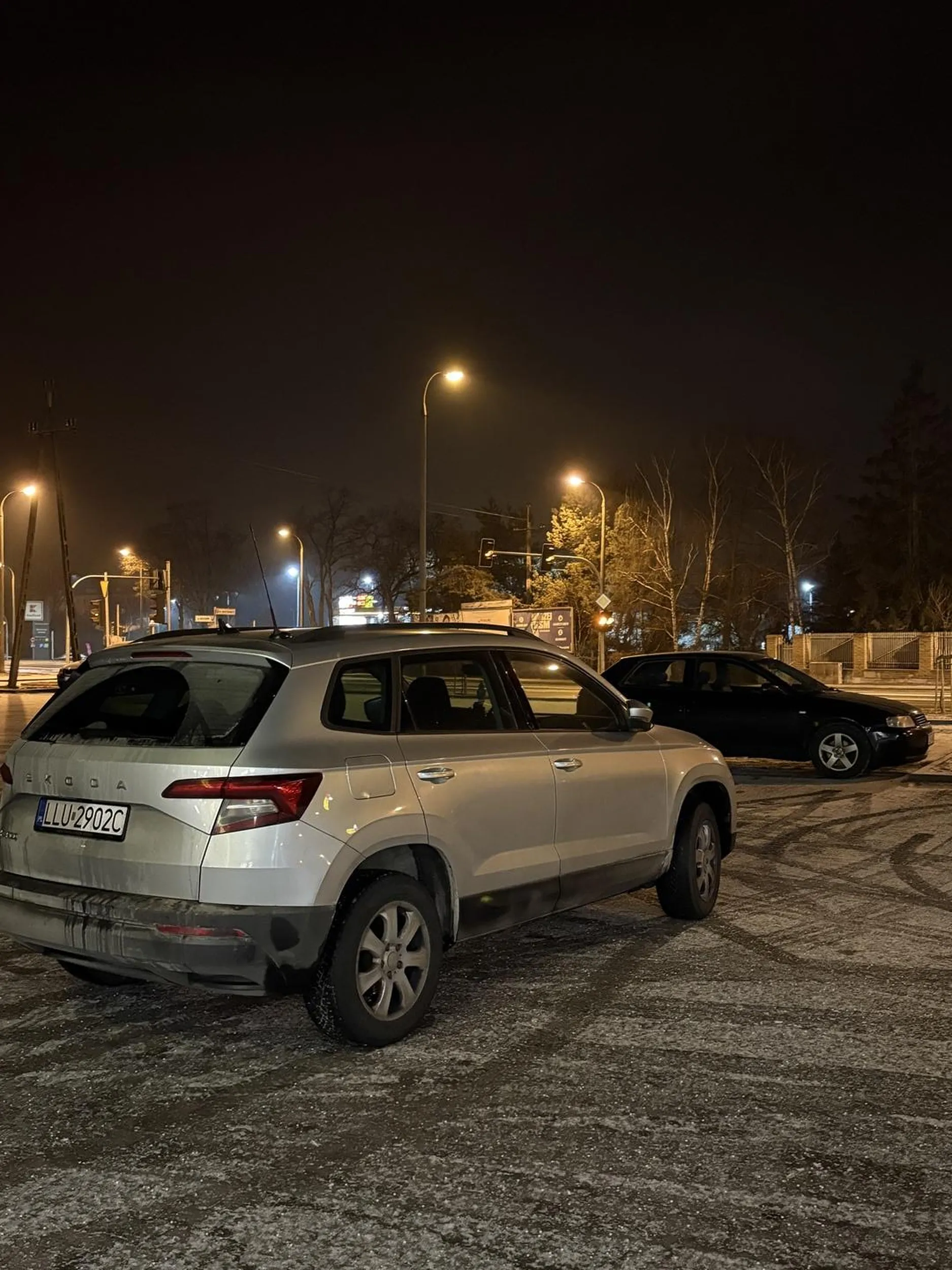 Tablica rejestracyjna zobowiązuje, LLU - Ludzie Lekko Upośledzeni. Piękne parkowanie w wykonaniu Pana.
