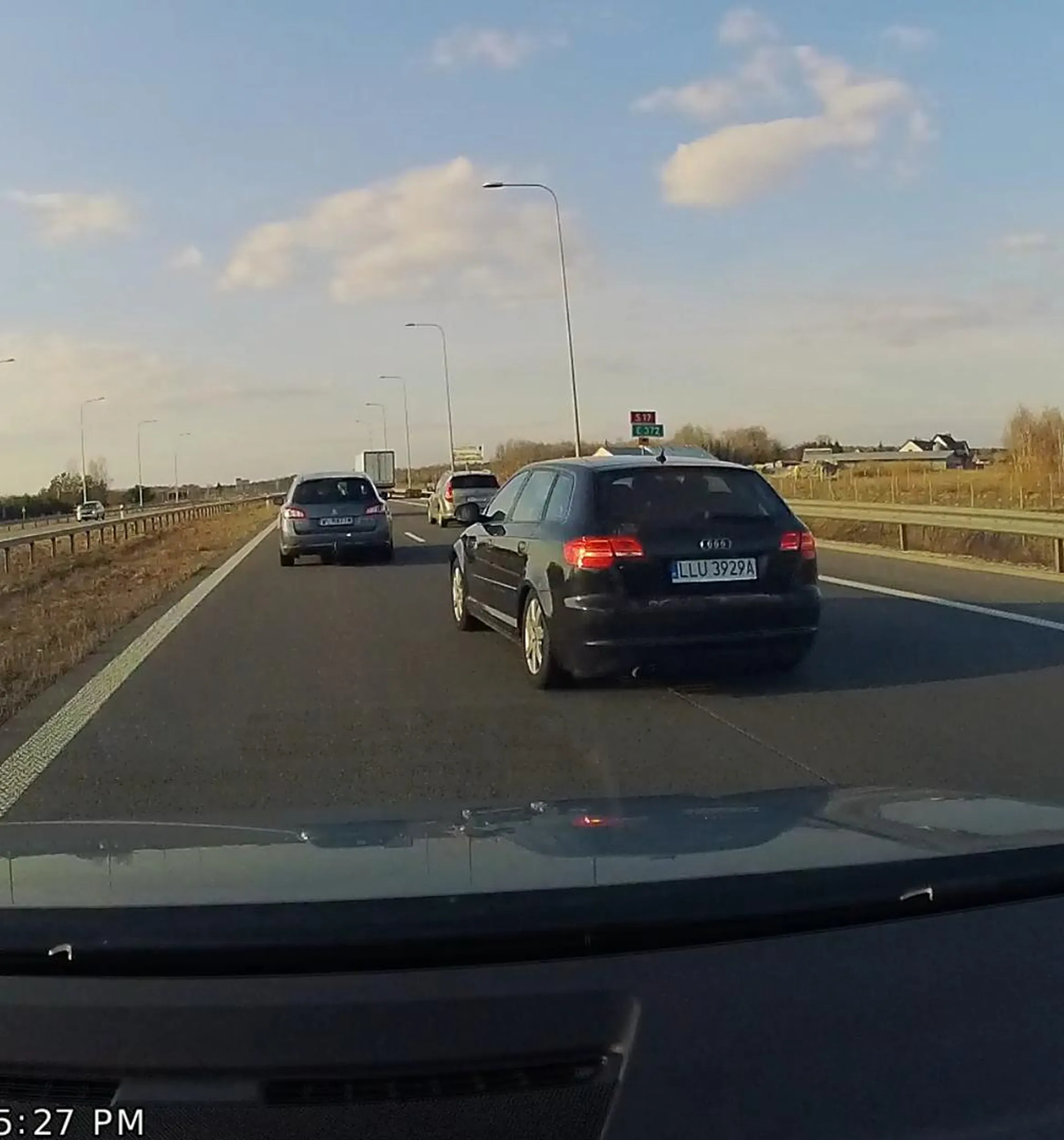 Rejestracja zobowiązuje. Patrz w LLUsterka a nie wymuszasz pierwszeństwo.