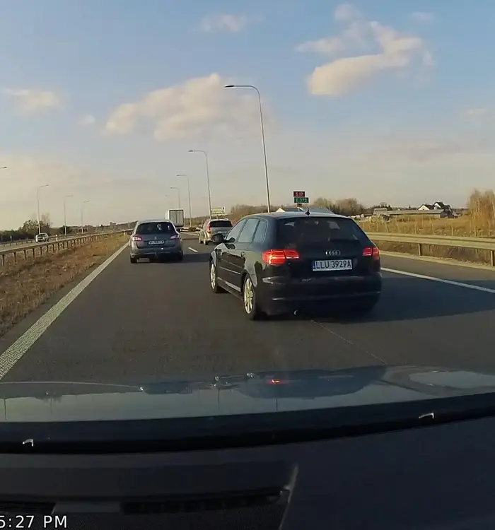 Rejestracja zobowiązuje. Patrz w LLUsterka a nie wymuszasz pierwszeństwo.