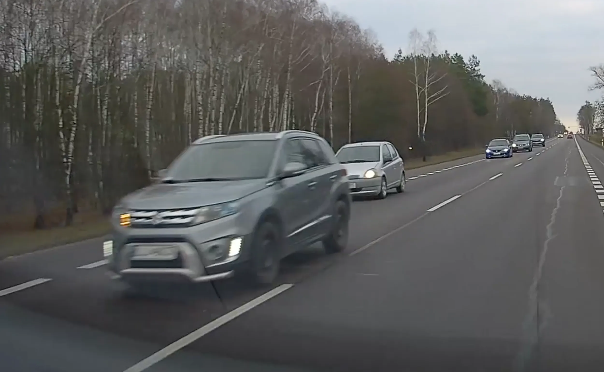 szare suzuki; słaby kierowca. Na trasie wyprzedza na trzeciego.