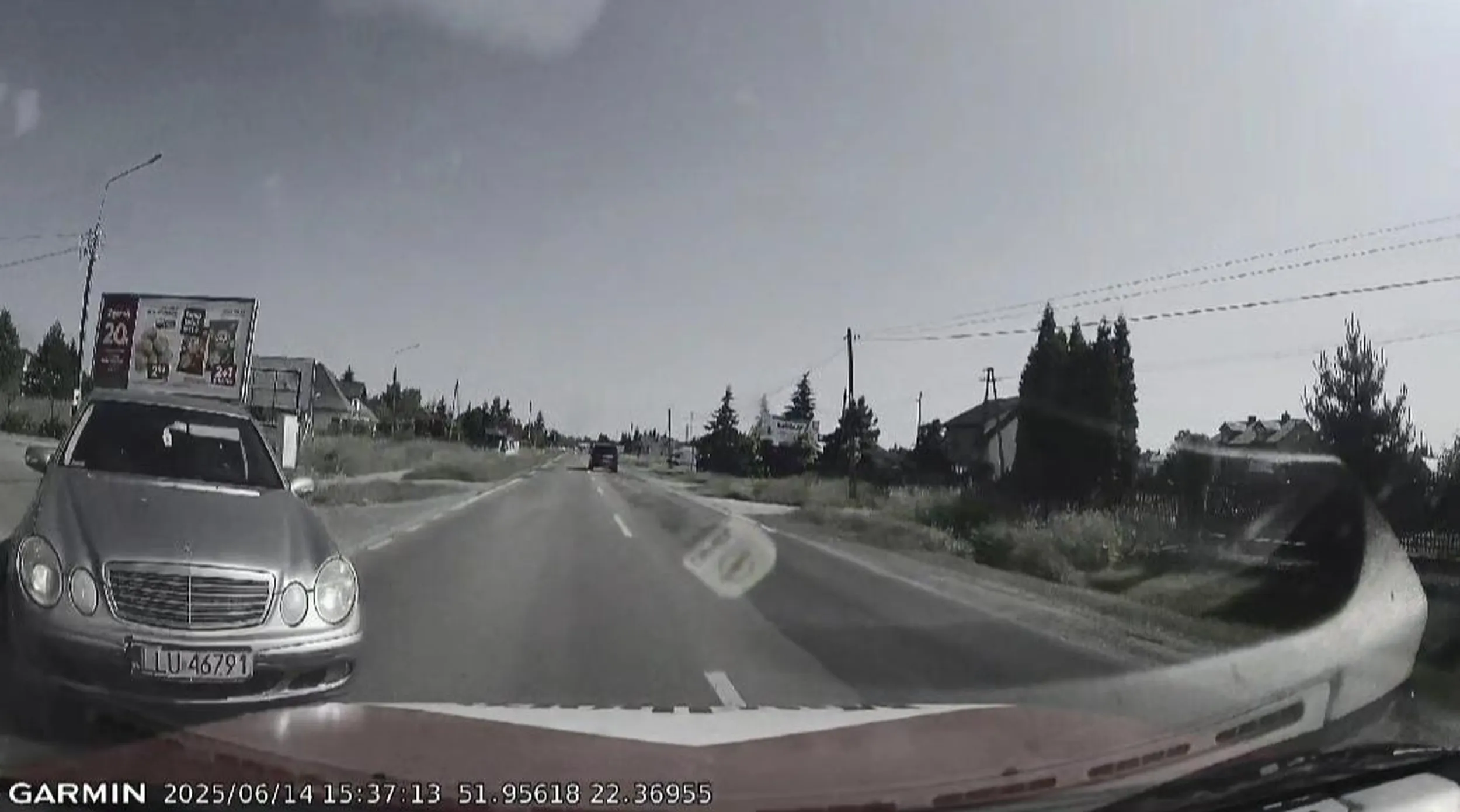 Dziadek, naucz się jeździć i czytać znaki, a nie wymuszasz z podporządkowanej 5 metrów przed maską. Skończył byś w innym Mercedesie i to nogami do przodu.