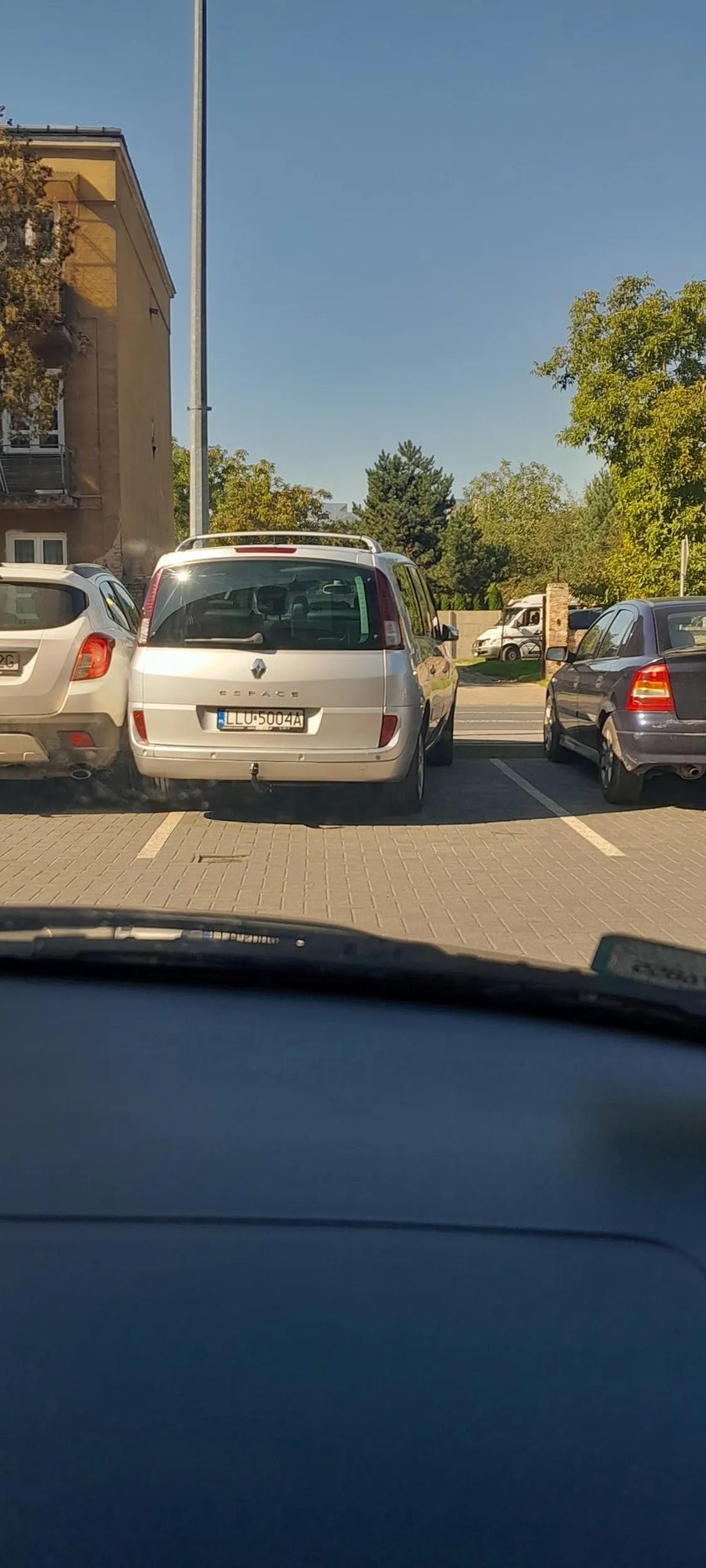 Babka mnie jebla na parkingu żeby zająć miejsce parkingowe po czym zjebała po całości