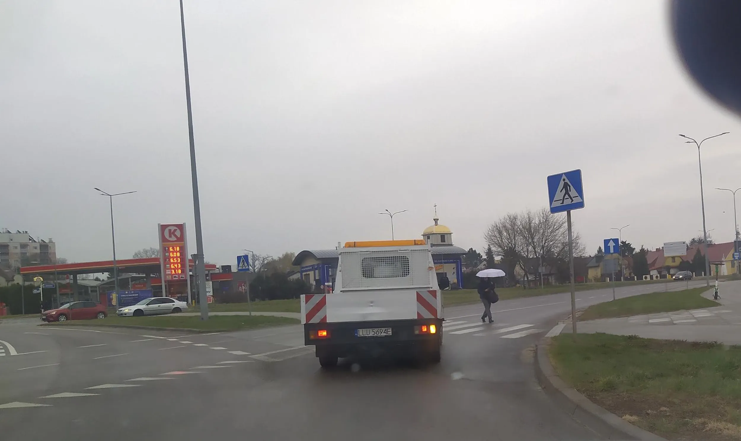 Takiemu komuś powinno się zabierać PJ. Szereg zarejestrowanych wykroczeń. Zostaniesz zgłoszony jeśli zobaczę tu choć jeden wpis poza moim i mam nadzieję że dzięki temu nikt już nie będzie bał się jeździć czy chodzić.