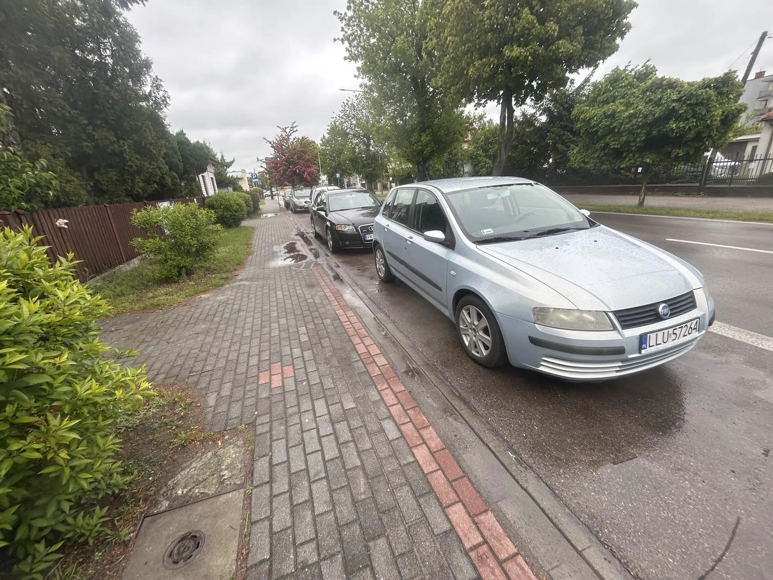 Szanowny kierowco Jak już szukasz parkingu to szukaj go gdzieś indziej niż brama jakiegoś podwórka :) Więcej myślenia.