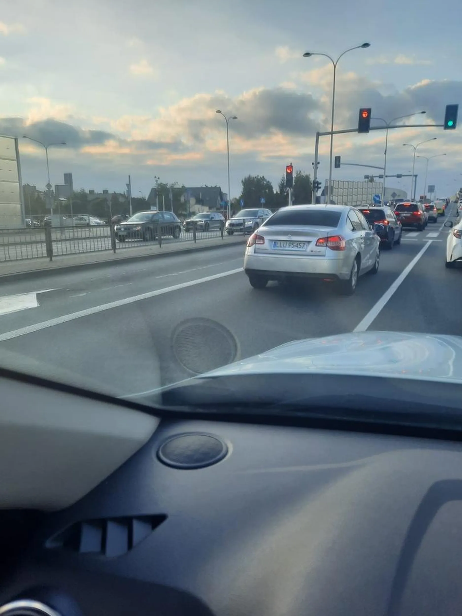 W dniu 01/10/2025 w Warszawie (Ursus)nn kierujący młody meżczyzna kieruje samochodem, używa telefonu komórkowego pisząc sms w tym czasie przekazuje kierownicę dla swojej pasażerki takich cuda tylko z tablicami LLU -LUDZIE LEKKO UPOŚLEDZENI