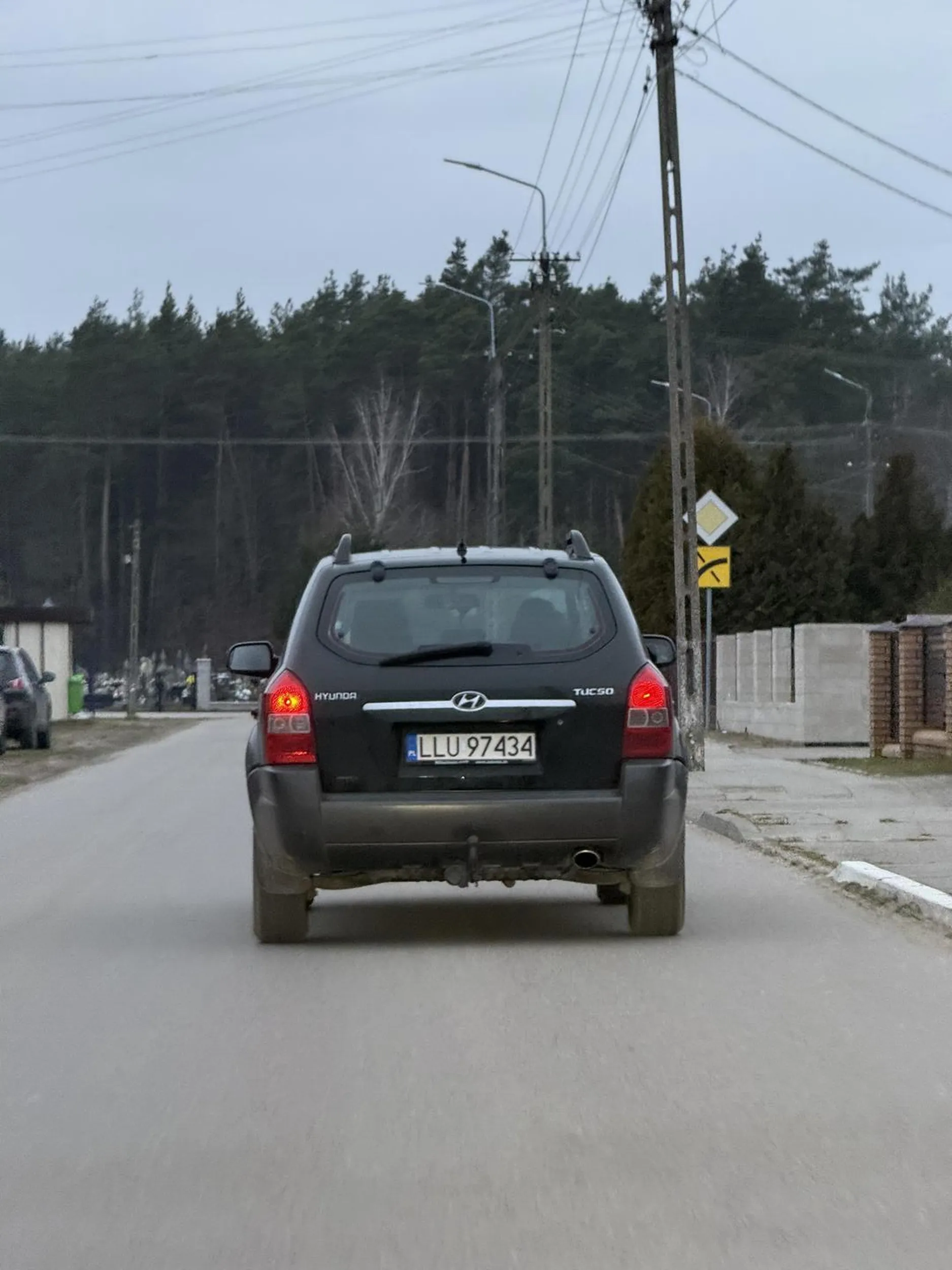 Radzę uważać na tego kierowcę, jeździ prawdopodobnie pod wpływem środków odurzających. Wyjechał spod sklepu wymuszając pierwszeństwo, chciałem go ostrzec długimi światłami, że nadjeżdżam, ale kierowca dwukrotnie zahamował do zera. Nie panuje kompletnie nad maszyną.