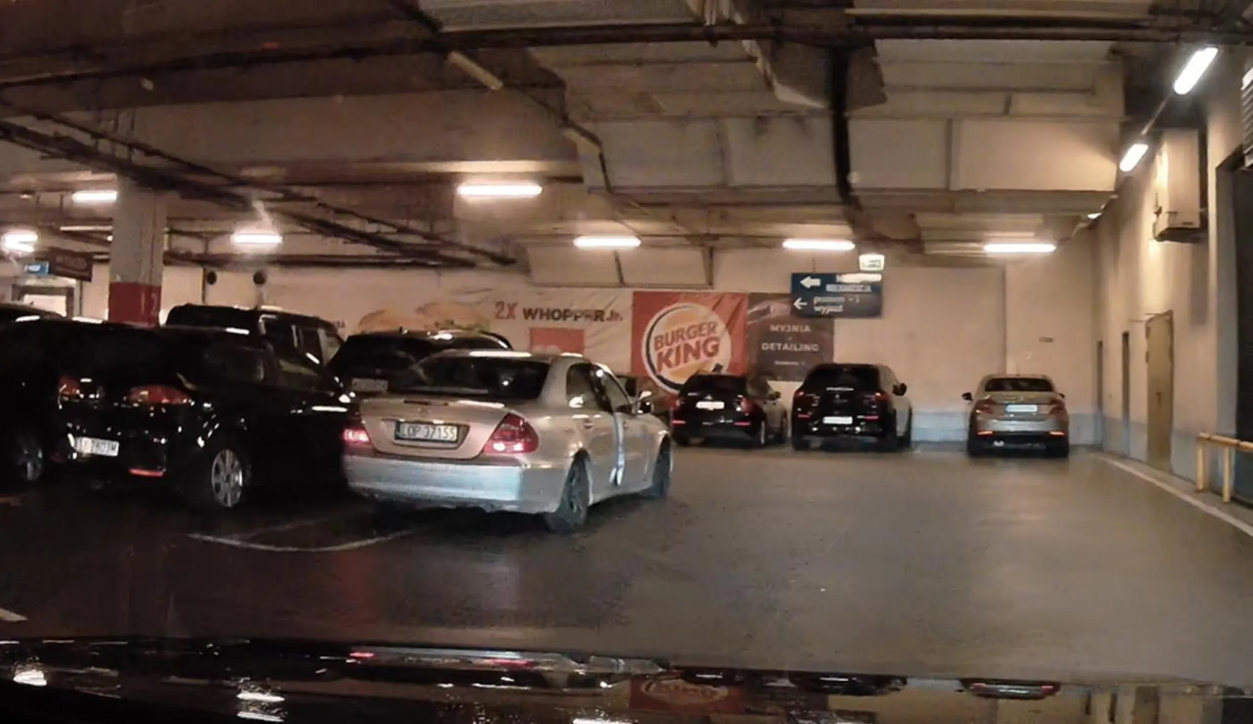 baran parkuje na środku przejazdu, byle tylko mieć bliżej do wejścia