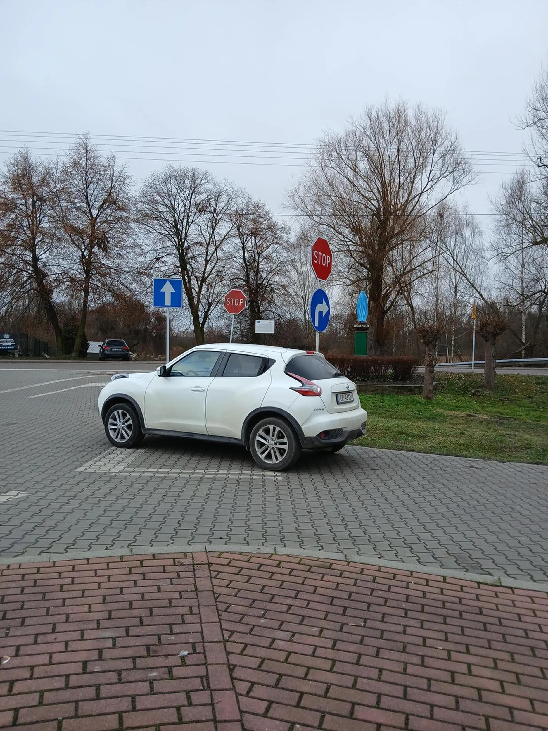 to że to jest stop to wiem ale nie zostawia się tu auta?