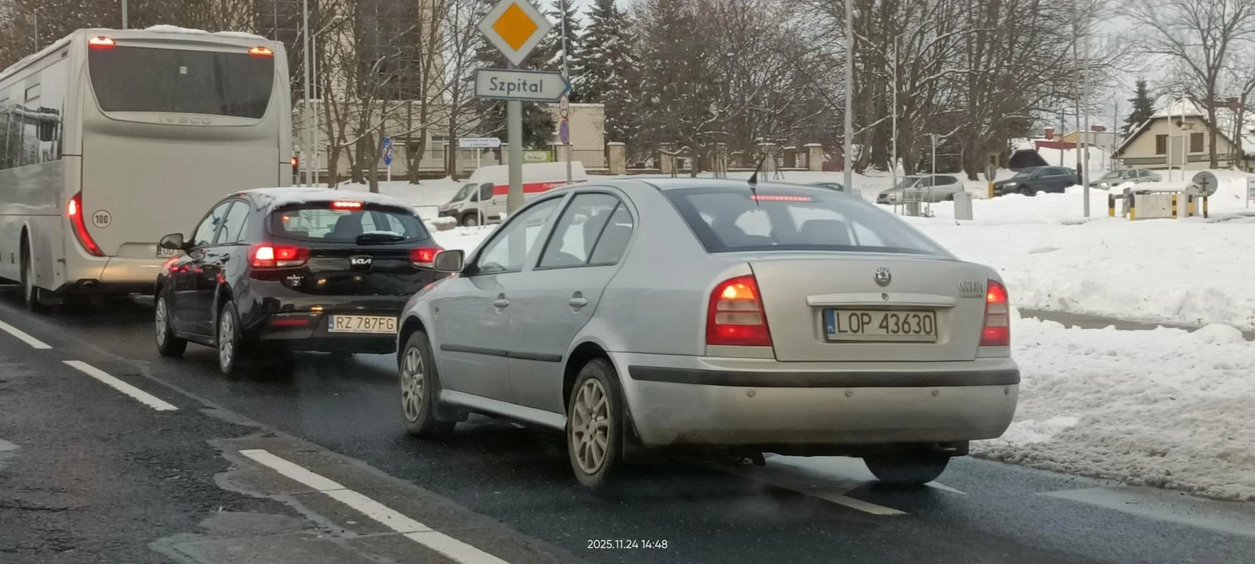 Lelas zamula lewym pasem, podczas manewru wyprzedania zjeżdża "na chama" na prawy.