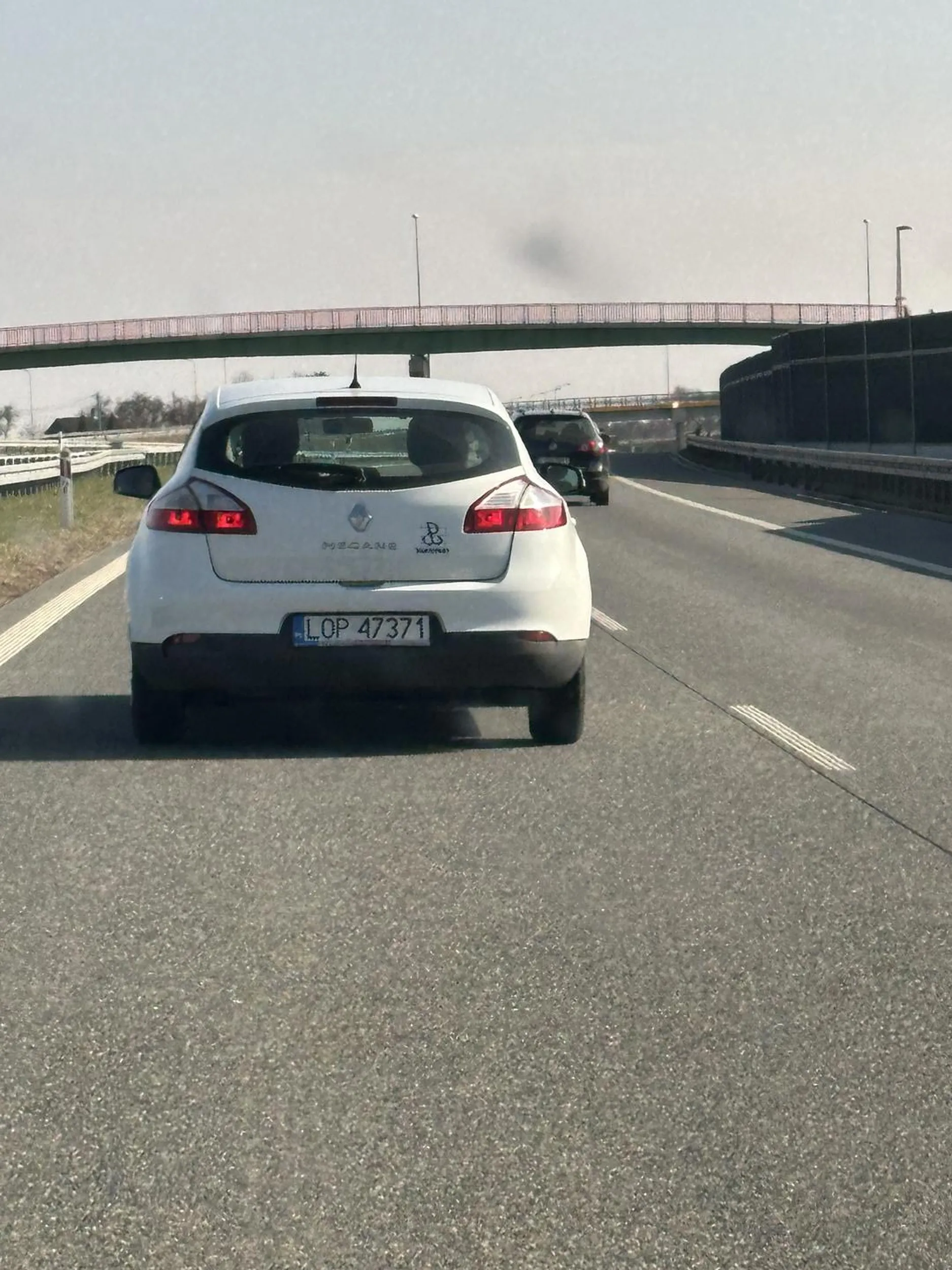Niech zabiorę prawko opiekunowie bo strach jeździć. Jazda lewym pasem 120 bez zjazdu na prawy przez 40 km, trąbienie mruganie nic nie dało. Uważajcie ludzie straciłem dzisiaj dużo nerwów