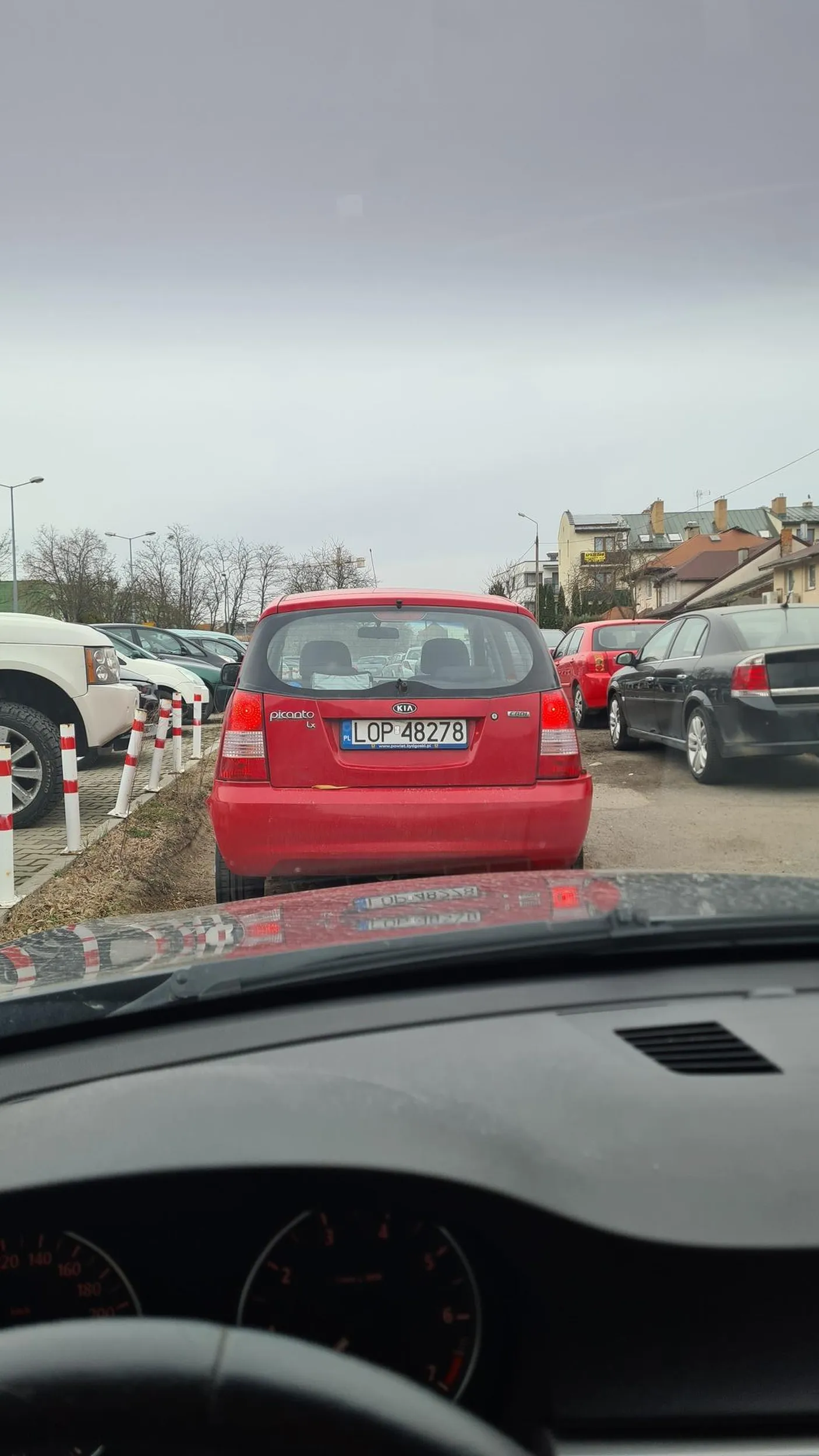 samochód pozostawiony na drodze dojazdowej do parkingu, blokując całkowicie drogę Bez numeru telefonu