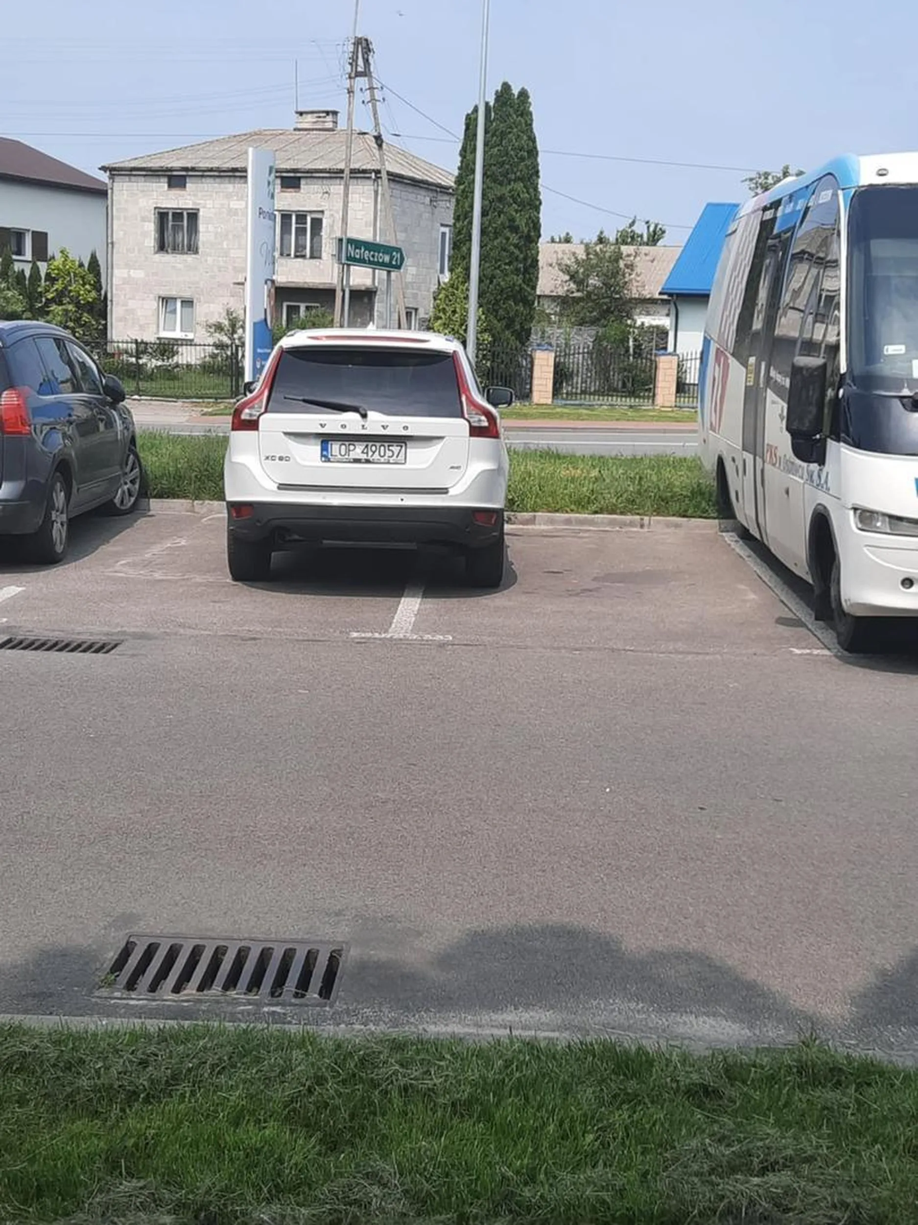 Już nie wiem czy lepiej żeby taki stał na środku niż zajmował dwa miejsca. Człowieku, ludzie też chcą normalnie zaparkować pod blokiem a nie szukać nie wiadomo gdzie miejsca bo stanąłeś na dwóch. Naucz się stawać prosto albo idź na kurs doszkalający