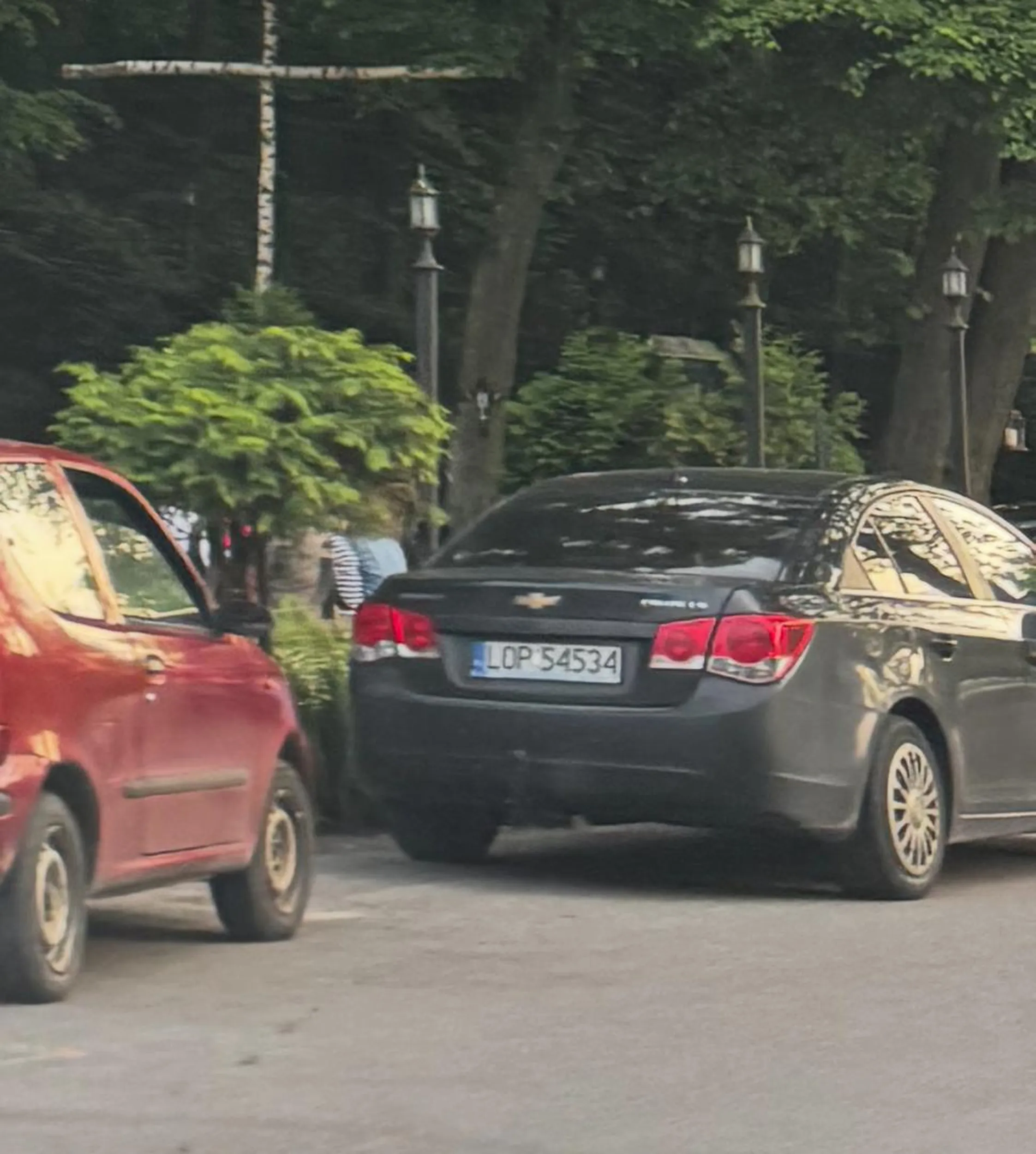 Parkuje w niedozwolonym miejscu, stwarzając zagrożenie dla życia i zdrowia!