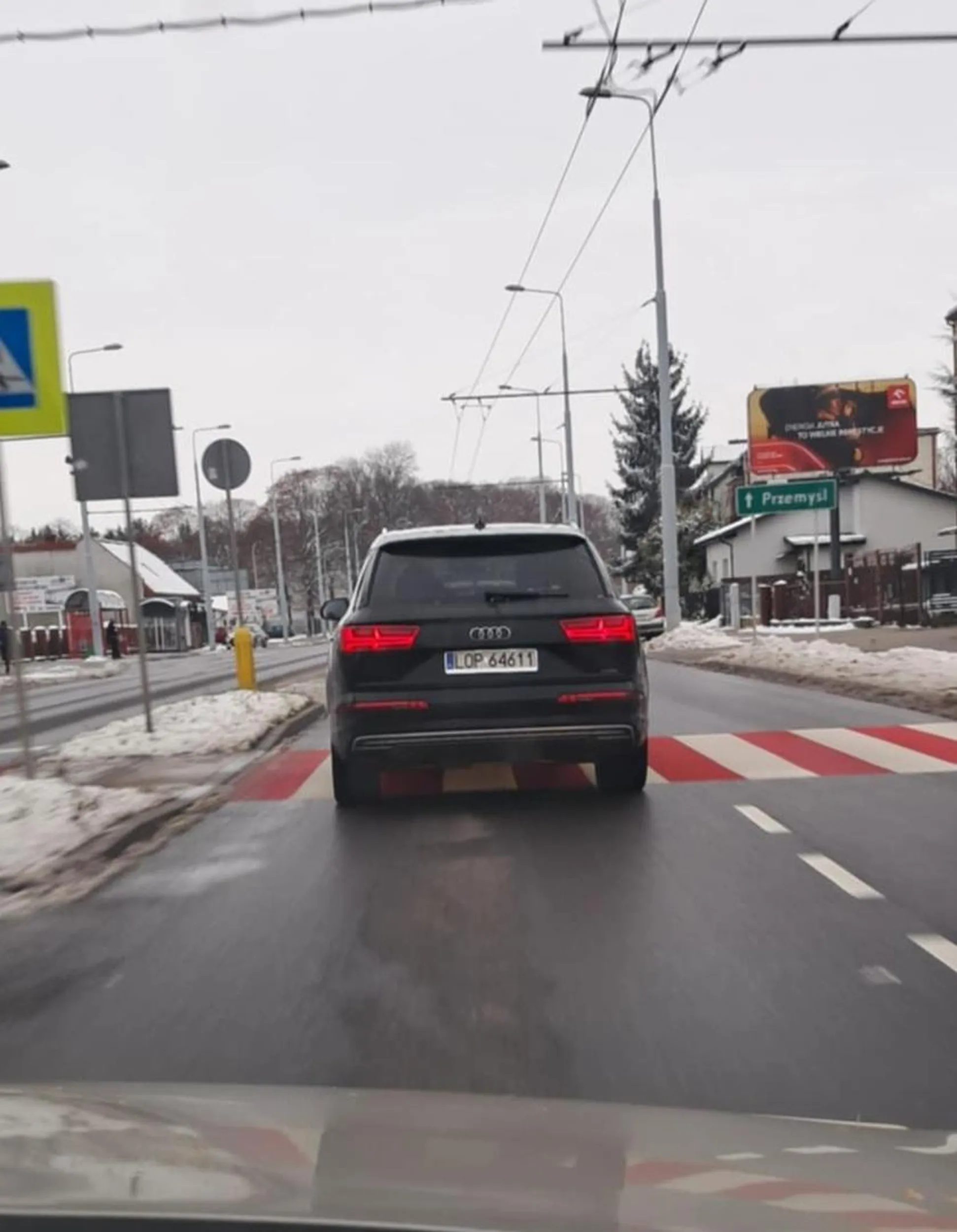 Nie polecam, najpierw sam się wpycha na kunickiego a później jedzie środkiem i blokuje ruch. Klakson prawidłowo jadącego kierowcy seata tak go rozzłościł ze zawrócił i pojechał za nim.