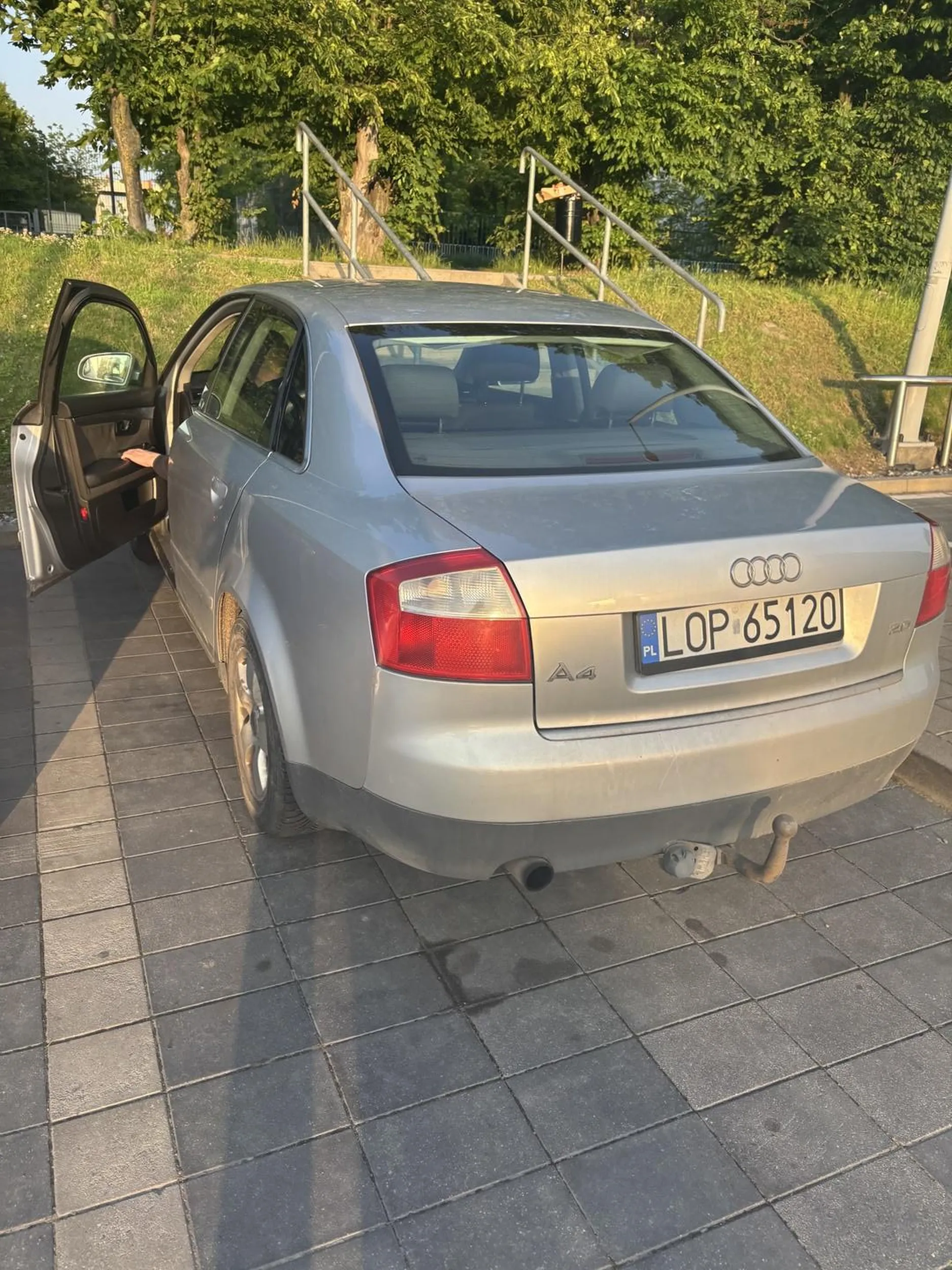 Zalecam uważać na tego kierowcę, uderzył w moje auto drzwiami, nawet nie przeprosił i śmiał mi się w twarz, chciał od razu odjechać jednak od razu wyszłam. Zaczął się śmiać, że przeiceż chyba nic się nie stało. Po komentarzu że chyga go po*ebało, zostałam zjechana od góry do dołu, że kobiecie nie przystaje używać takich słów i trzeba być miłym, bo on mi nie umniejsza. Był zbulwersowany, że zrobiłam mu zdjęcia (jakby on nie mógł mi też zrobić?)