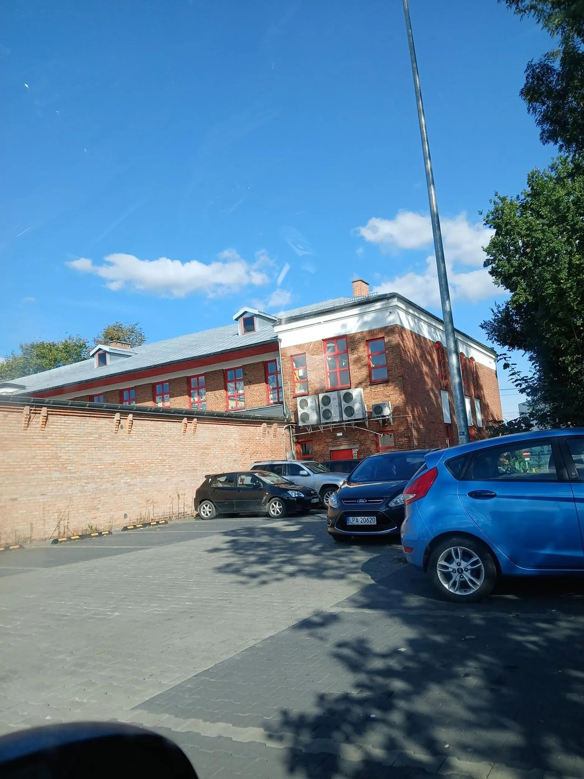 cioa głupia nieumie parkowac gdyz iz poniewaz ma duzo miejsca parkingowego a stoi na wyjeździe