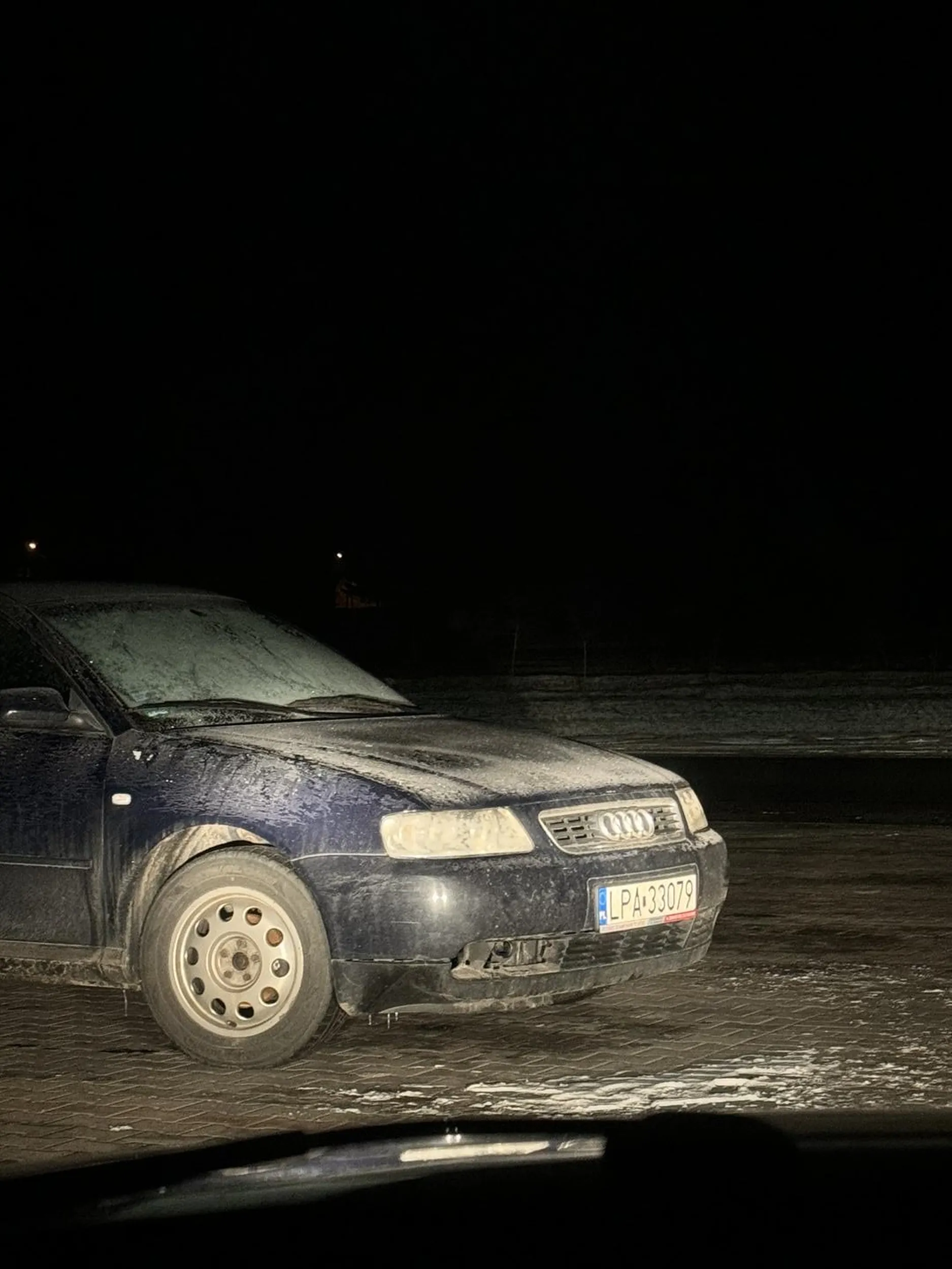 zabieraj tego sztrucla paruwo dęta, ludzie nie mają gdzie parkować bo twój siep stoi tu od ponad tygodnia. Parking tylko dla klientów.