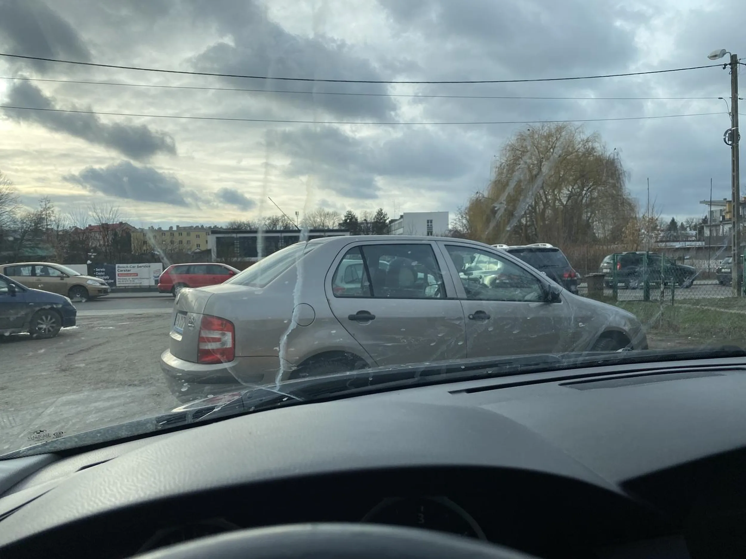 Tak się zastawia auta w parczewie :) nie pozdrawiam