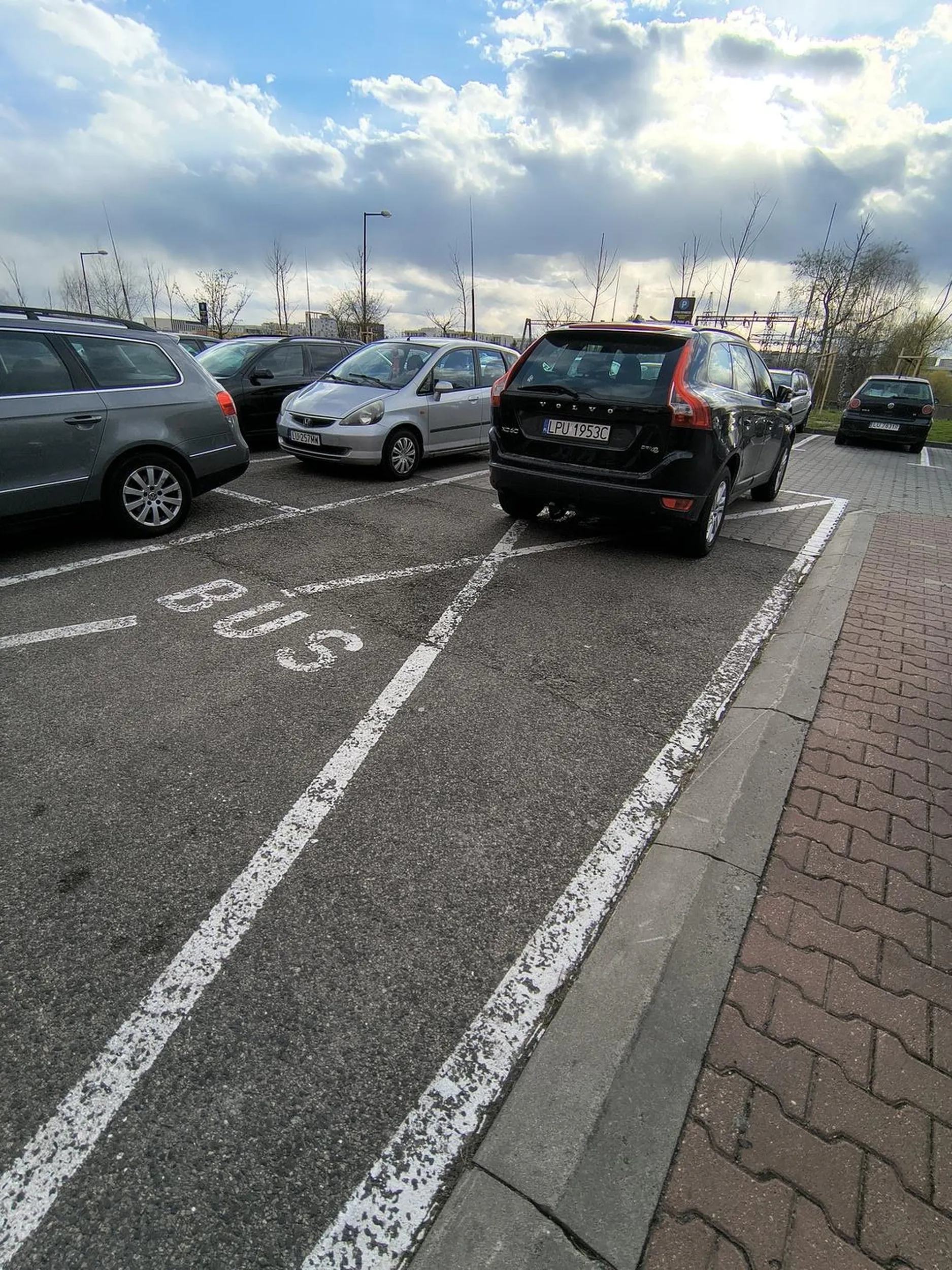 Parkowanie na miejscu dla busów. Miejsca na parkingu były...