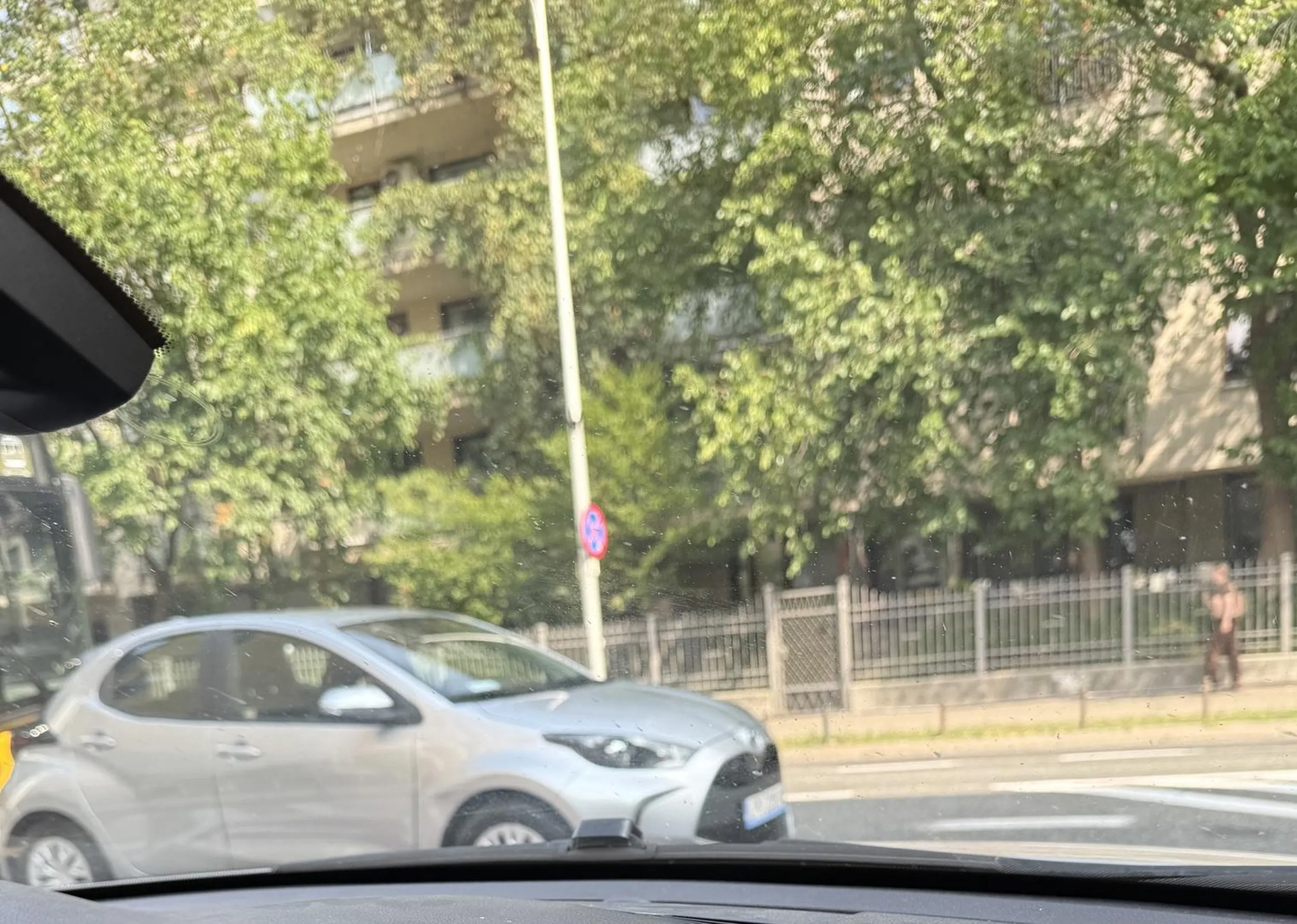 Kur..szon nie wpuści i specjalnie przy dupie jedzie ?