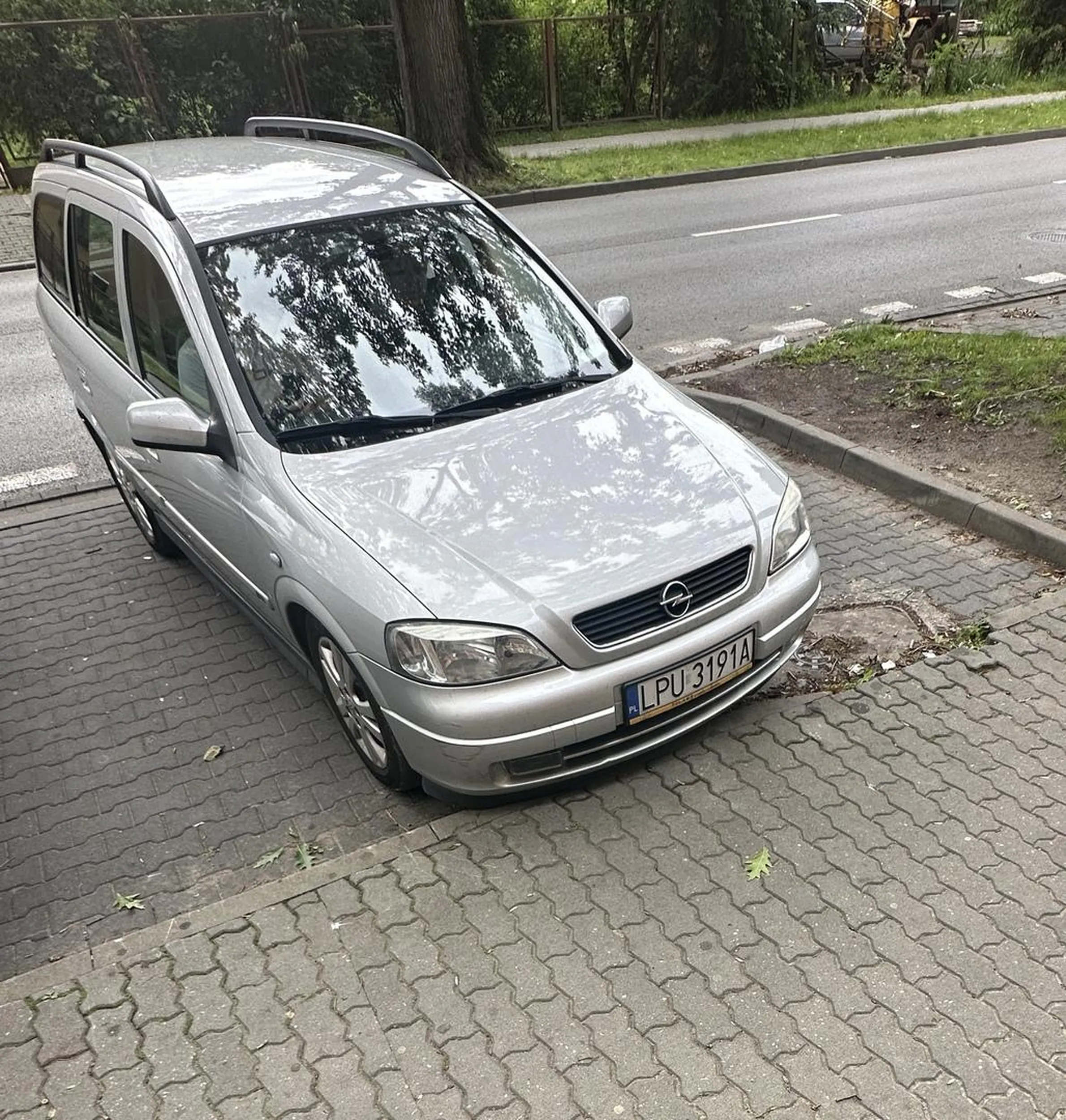 Co z tego że wszystkie miejsca są zajęte parkowanie z klasą na dwóch miejscach i to jeszcze z poprawianiem się jakby nie można było zrobić miejsca dla jeszcze jednego samochodu.